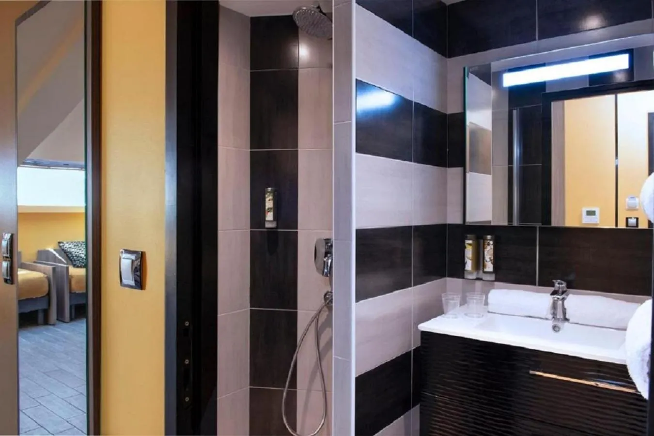 Bathroom in Unique Hôtel Résidence & Spa