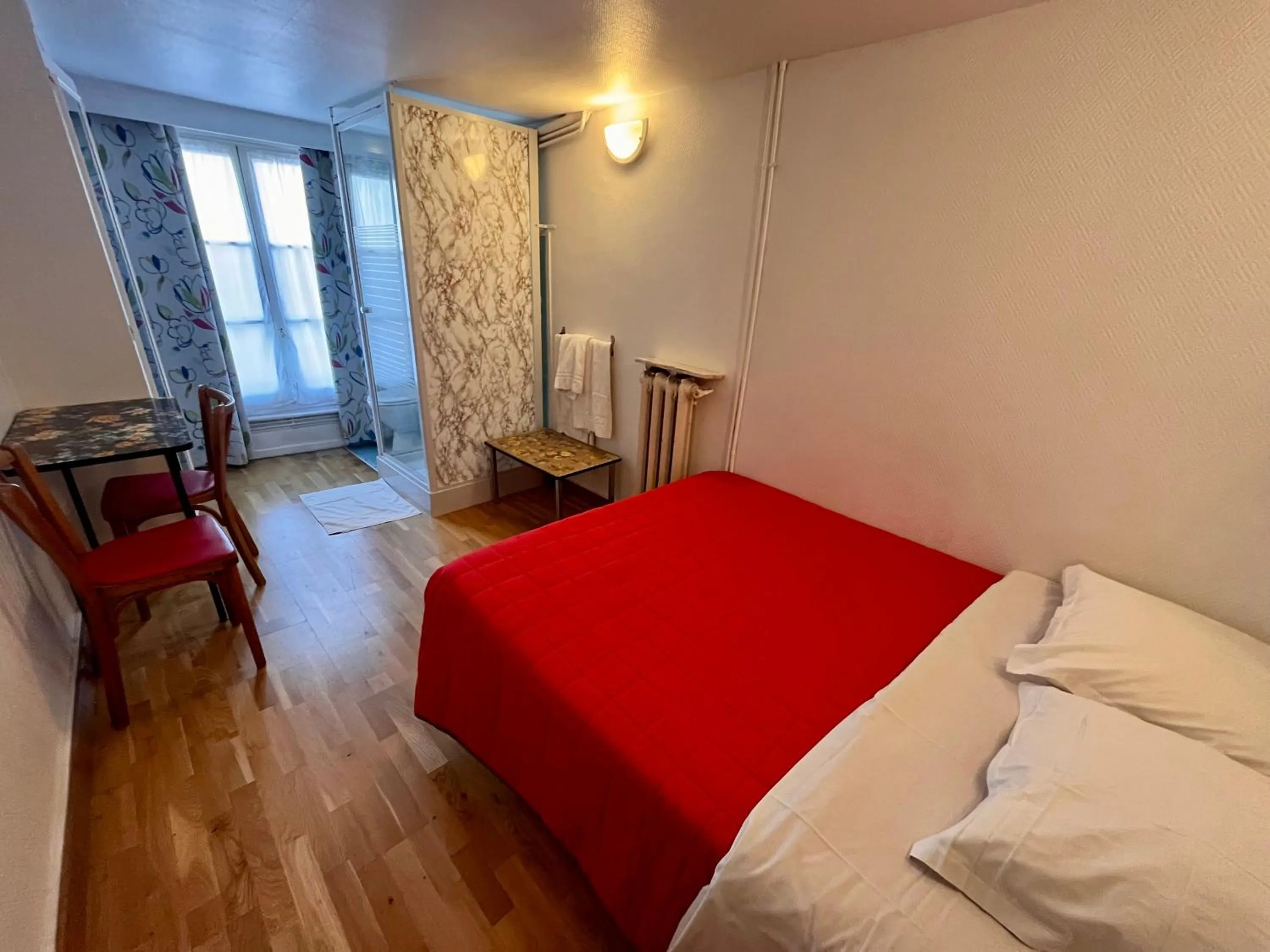 Bedroom in Hôtel Tiquetonne