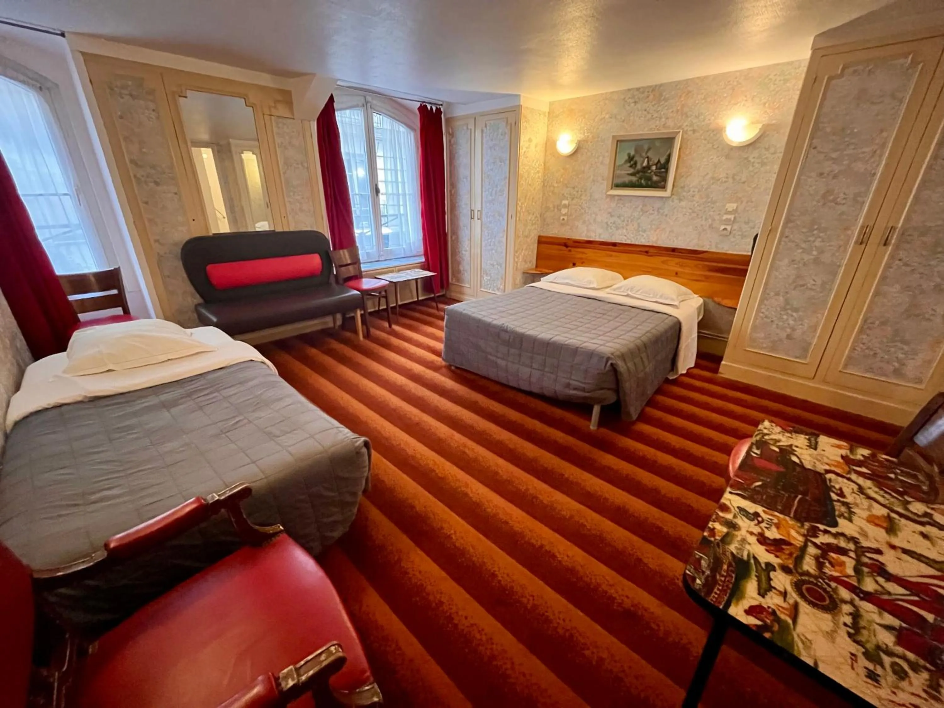 Bedroom in Hôtel Tiquetonne