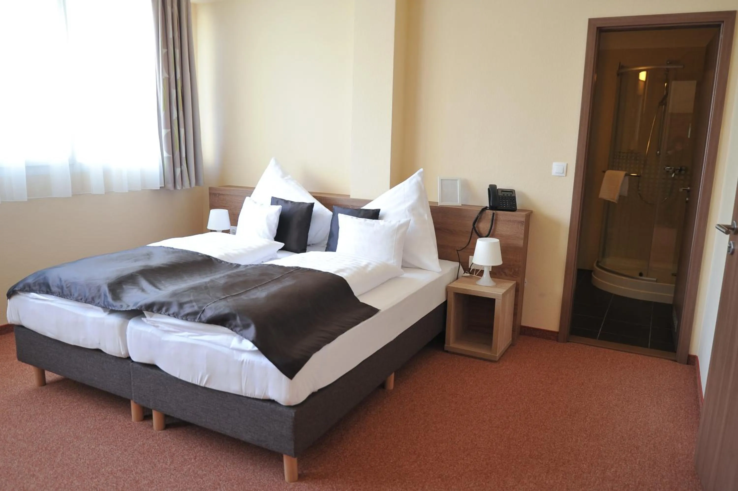 Shower, Bed in Centrooms Eger