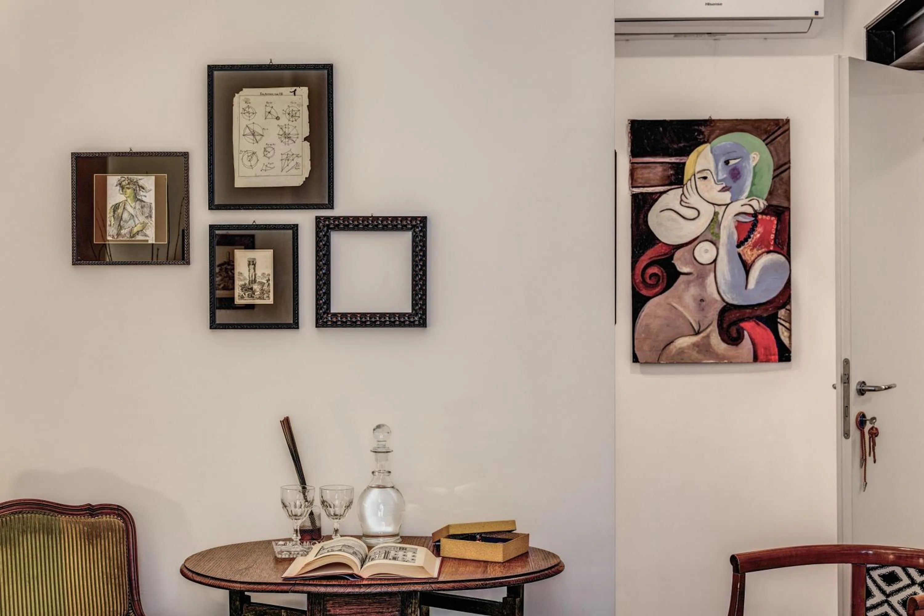 Decorative detail in Approdo Ripetta