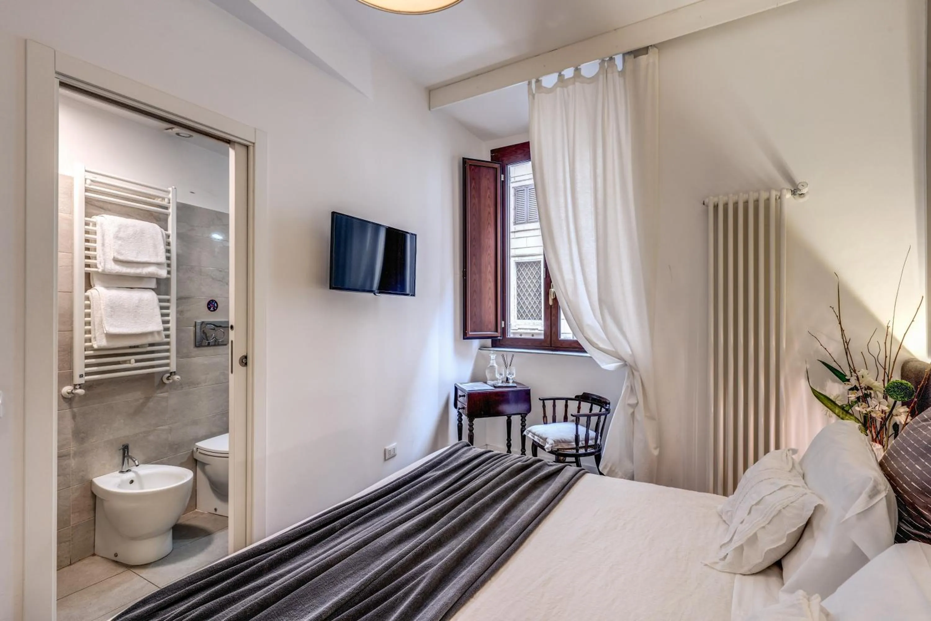 Photo of the whole room, Bed in Approdo Ripetta