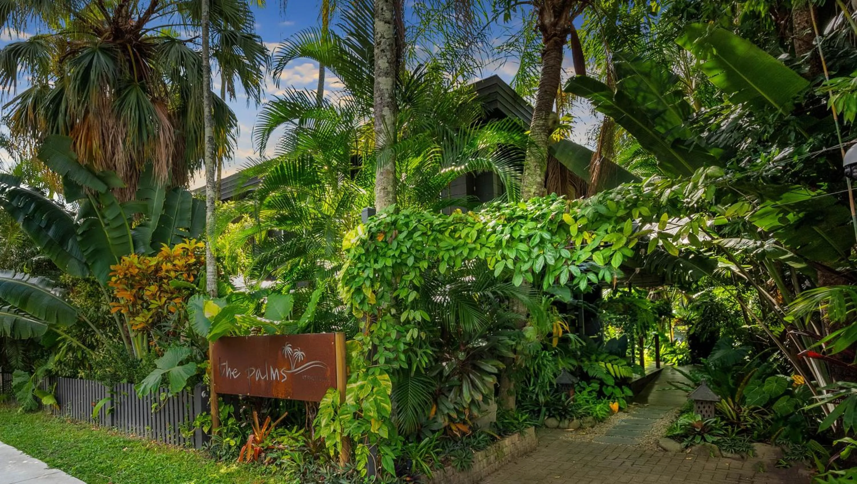 Facade/entrance in The Palms At Palm Cove