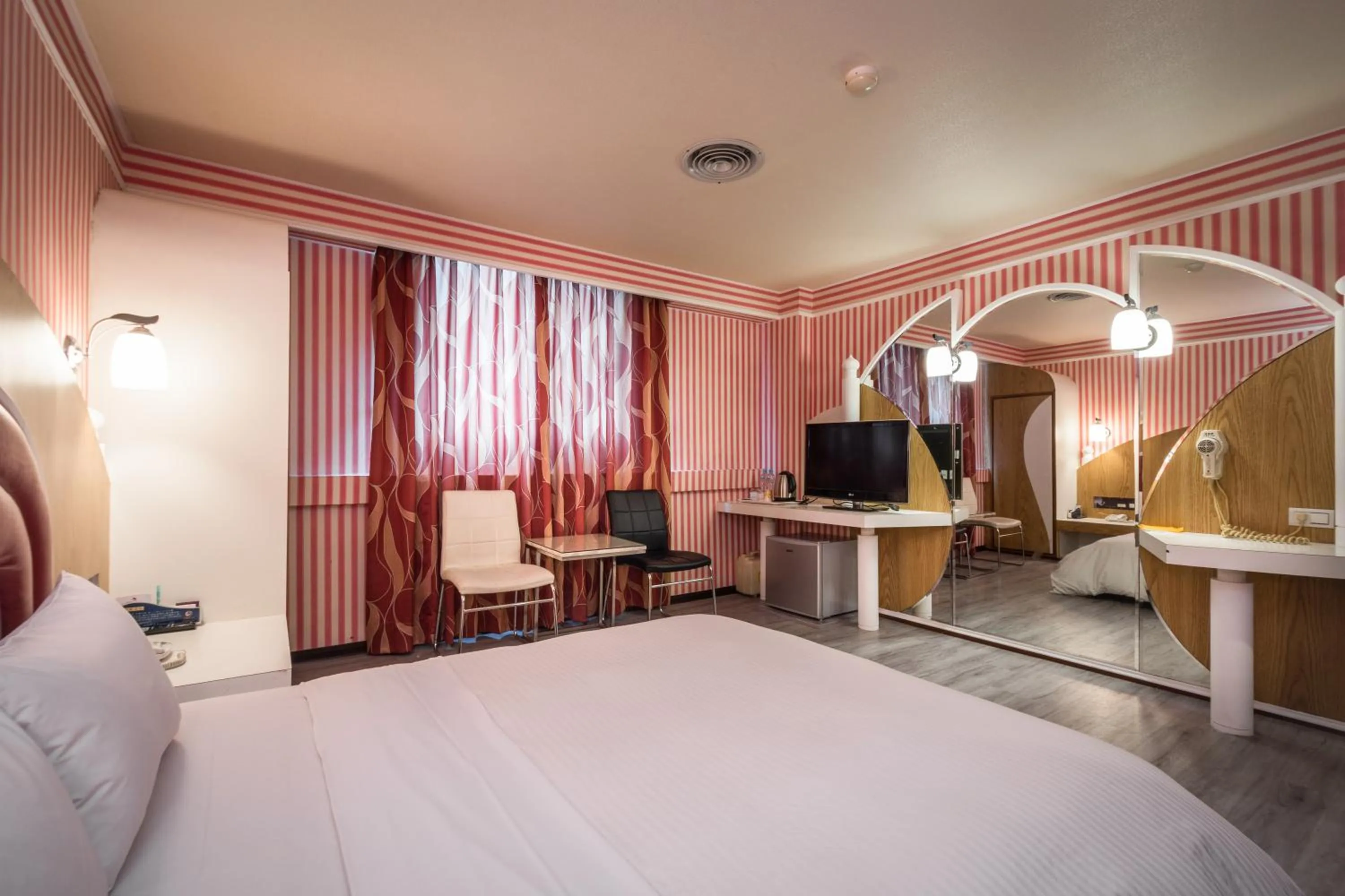 Photo of the whole room, Bed in Golden Phoenix Hotel