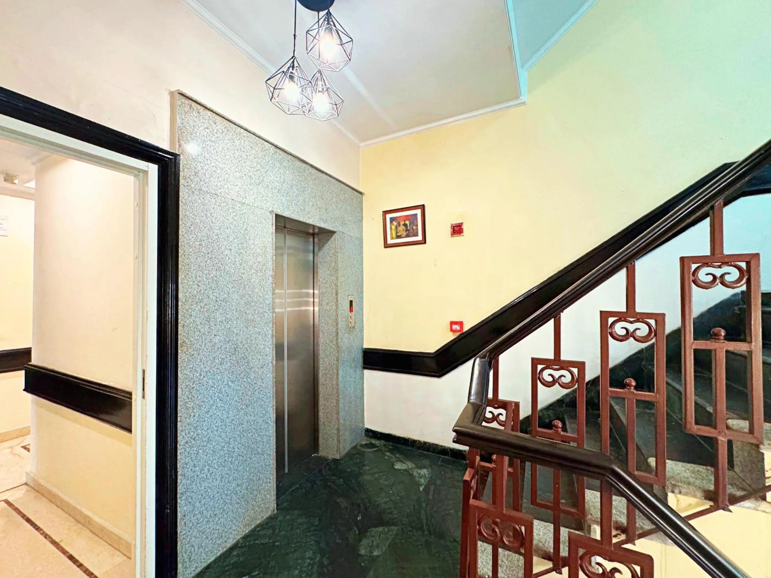 elevator in The Oakland Plaza by Orion Hotels