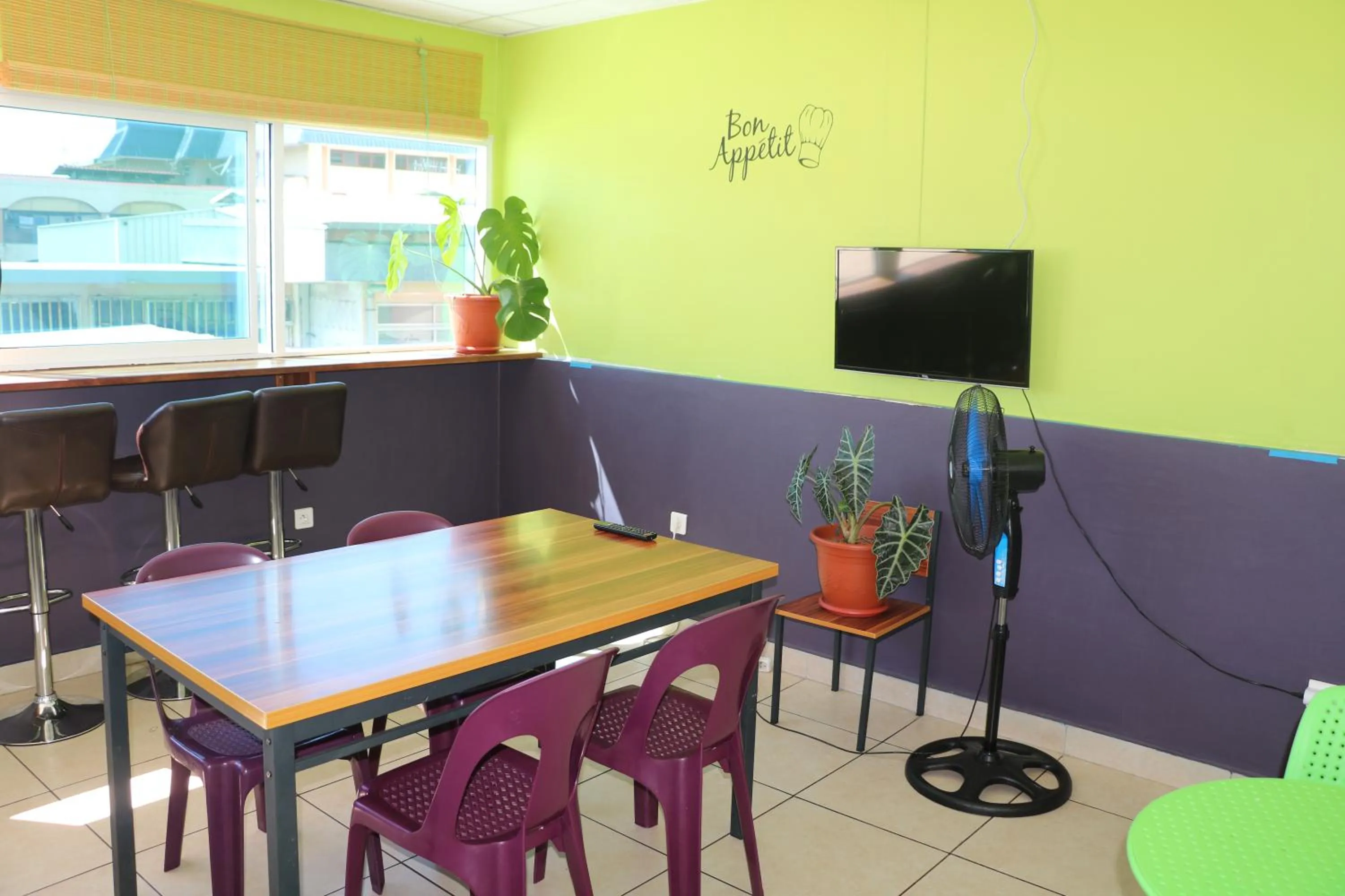 Communal kitchen in Mahana Lodge Hostel & Backpacker