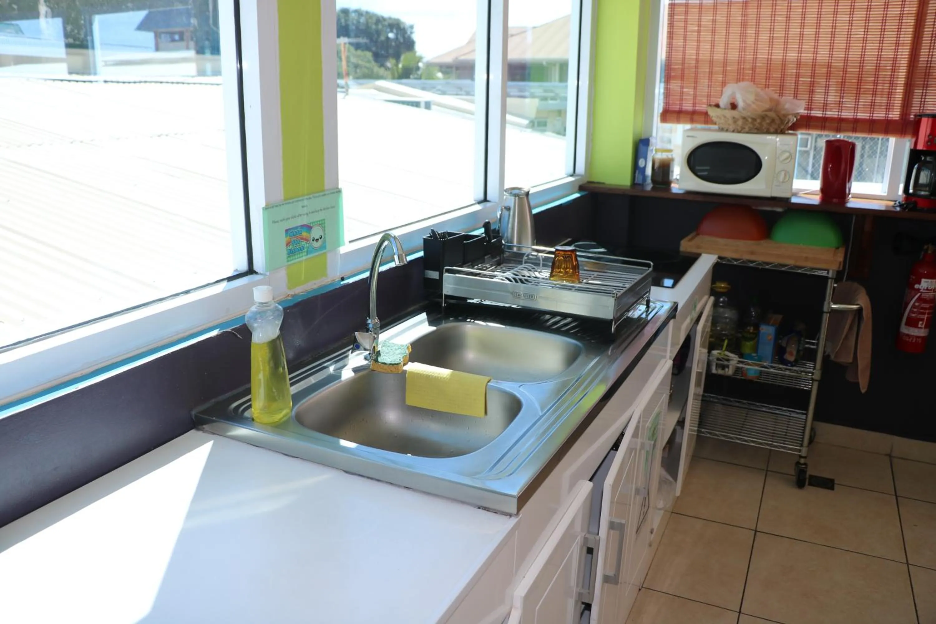 Communal kitchen in Mahana Lodge Hostel & Backpacker