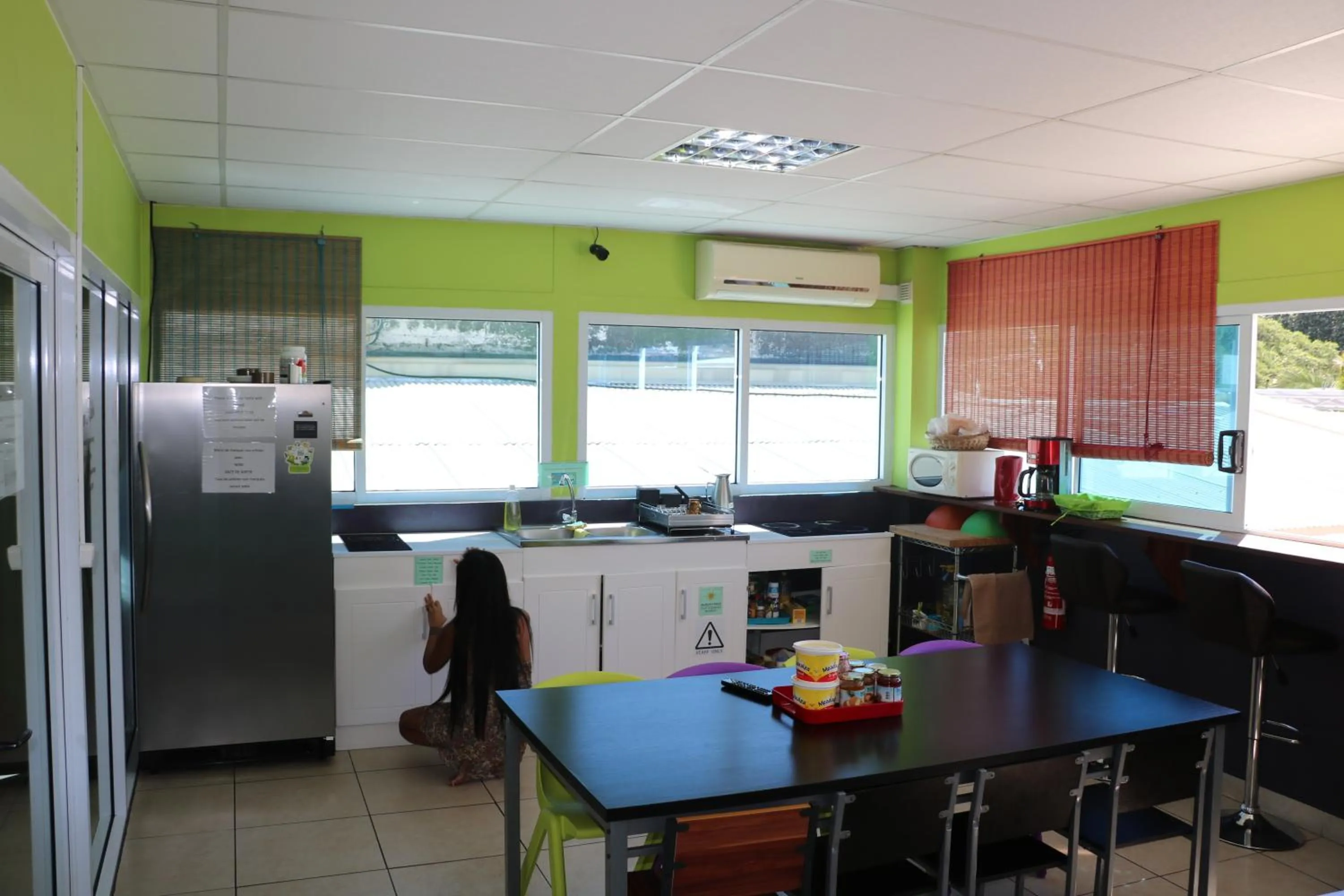 Communal kitchen in Mahana Lodge Hostel & Backpacker