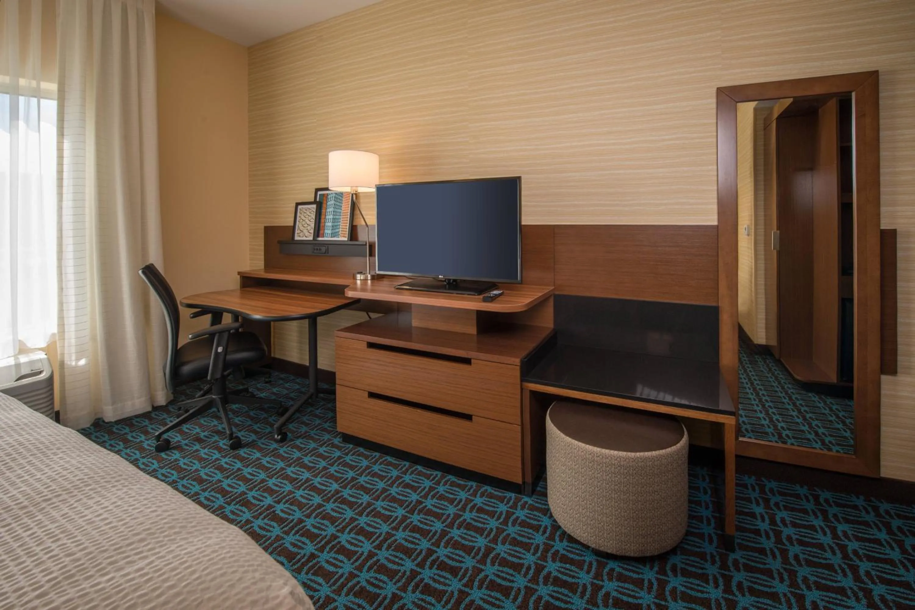 Photo of the whole room, Bed in Fairfield Inn & Suites by Marriott Altoona