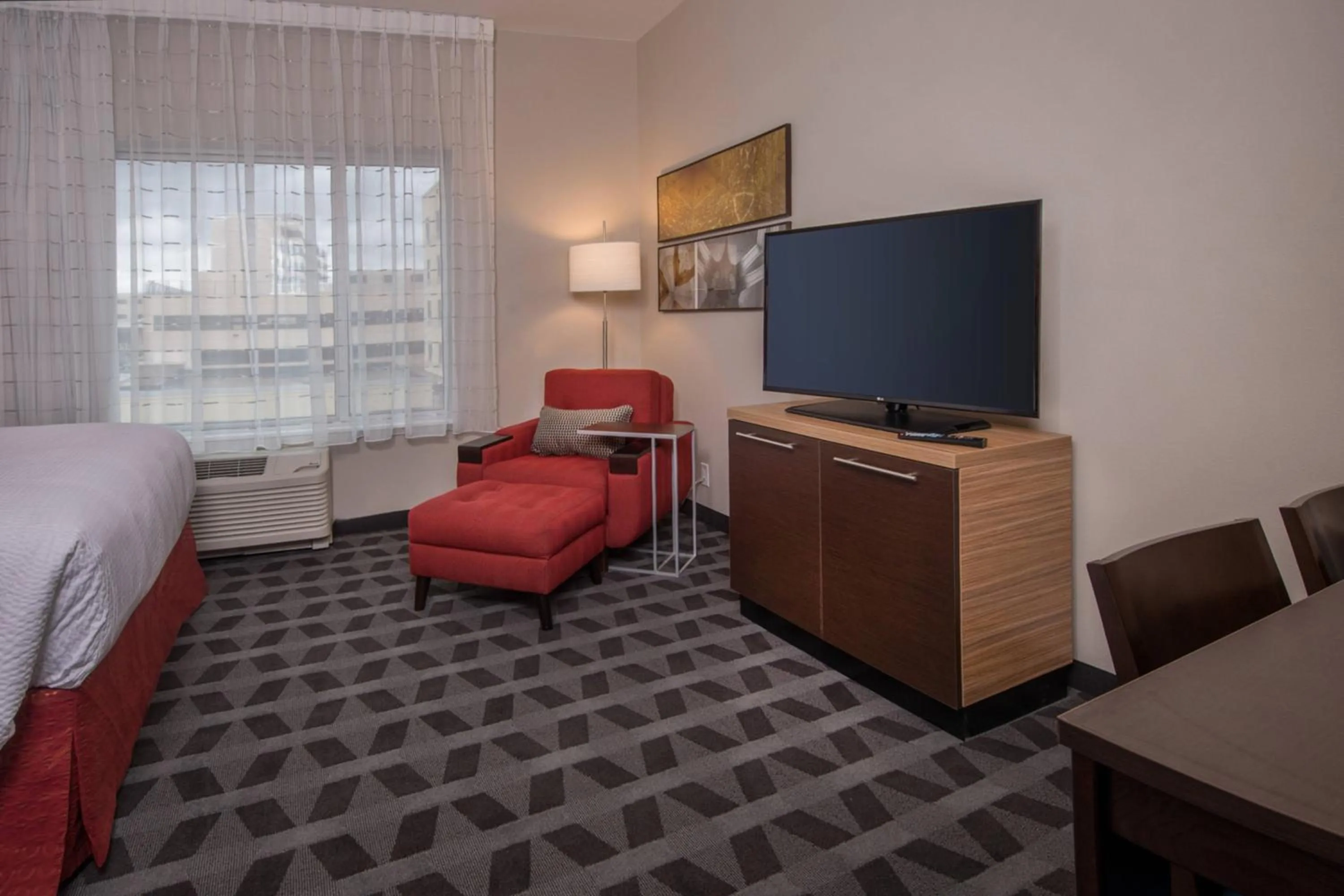 Living room, Bed in TownePlace Suites by Marriott Altoona