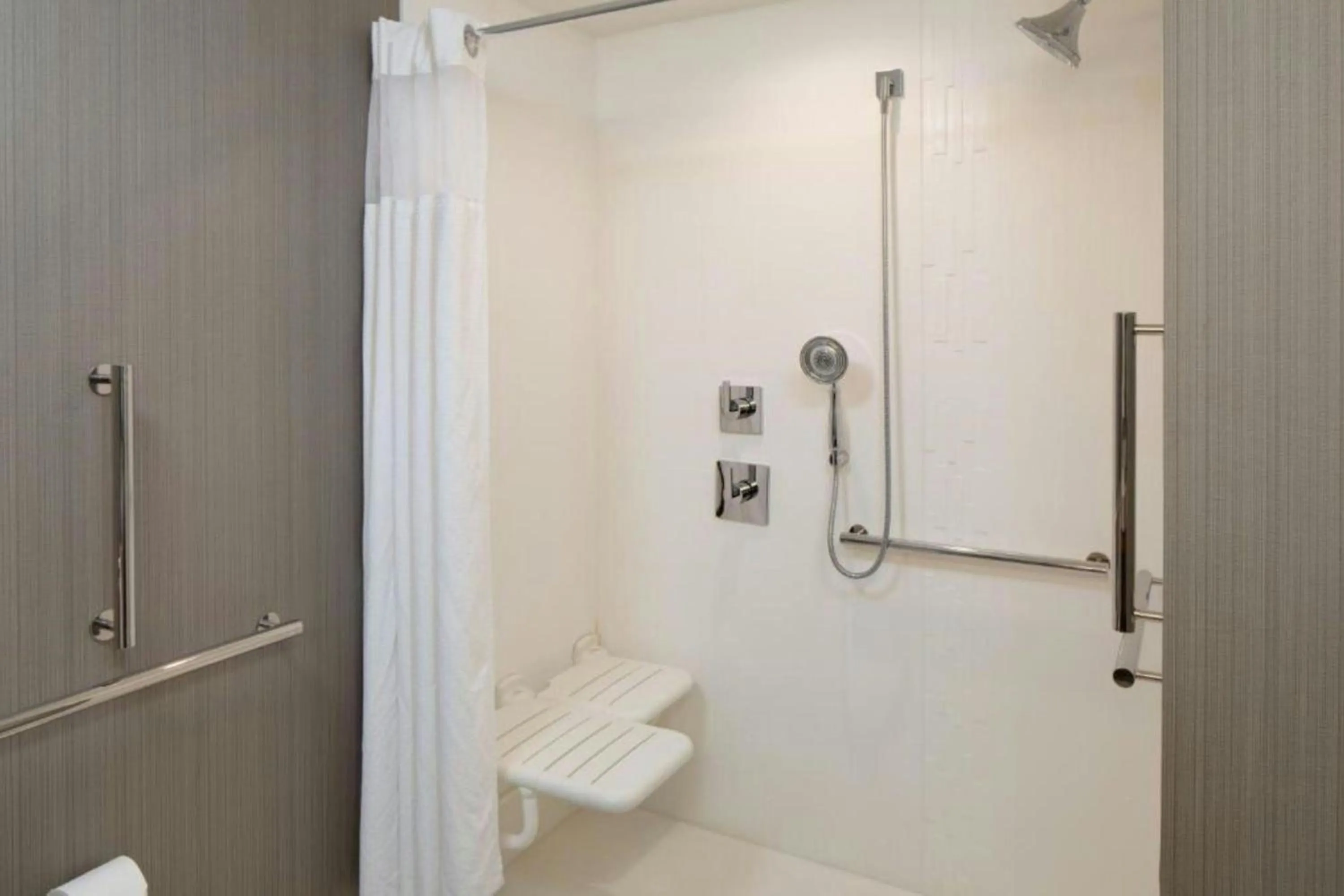 Bathroom in Courtyard by Marriott Detroit Farmington