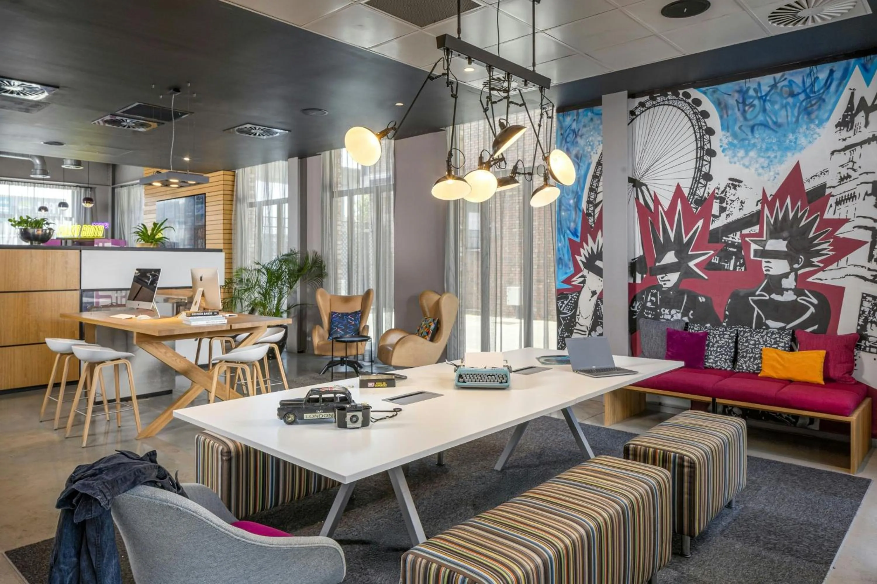 Lounge or bar in Moxy London Excel