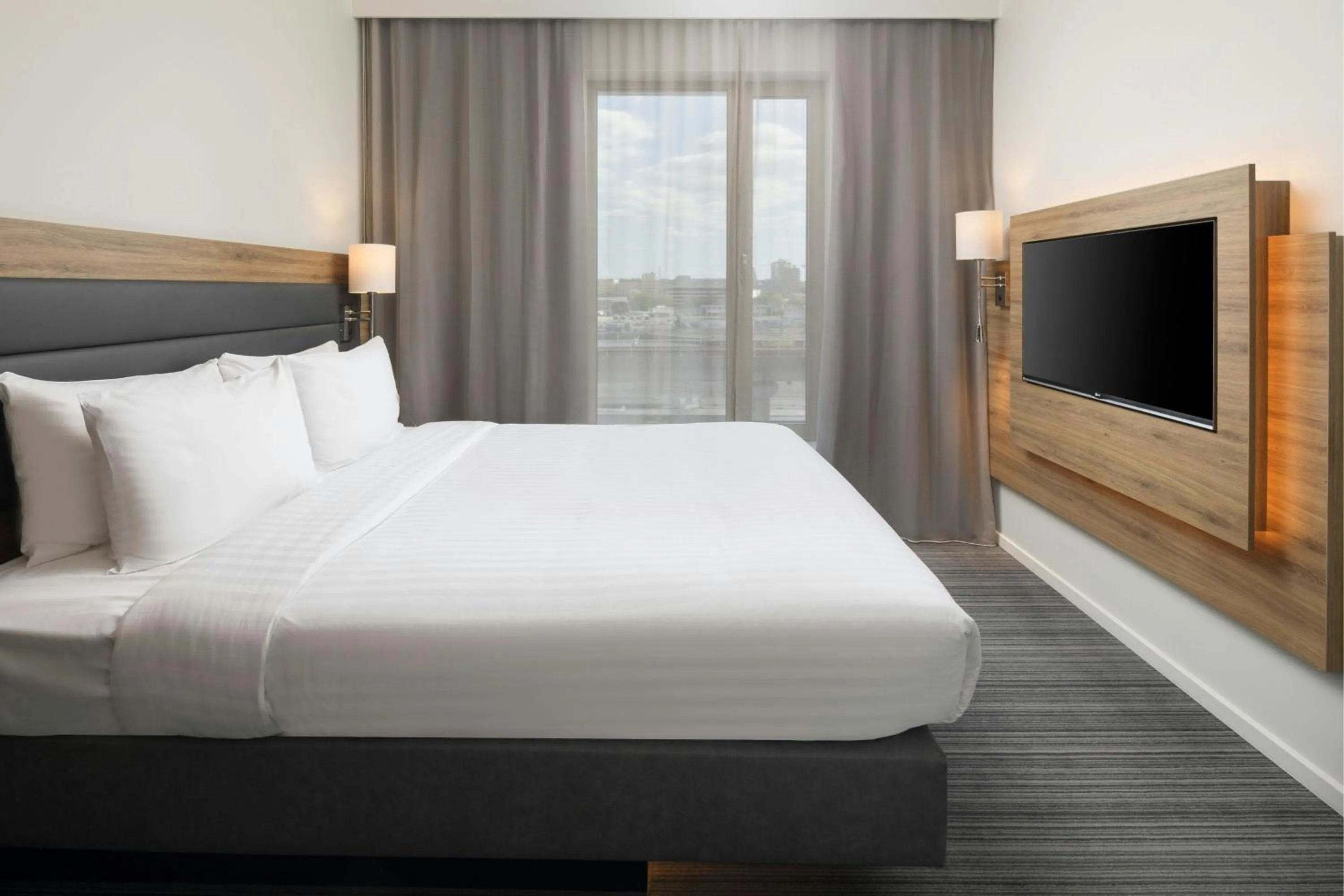 Photo of the whole room, Bed in Moxy London Excel