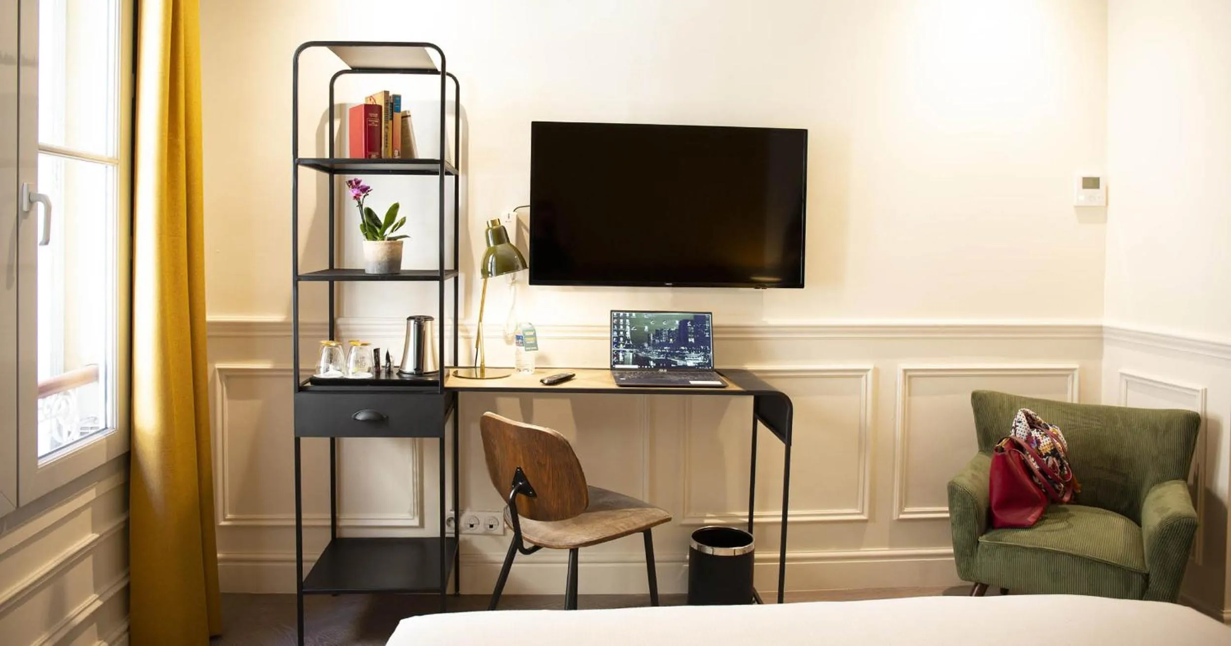 Seating area, Bed in Hôtel Royal