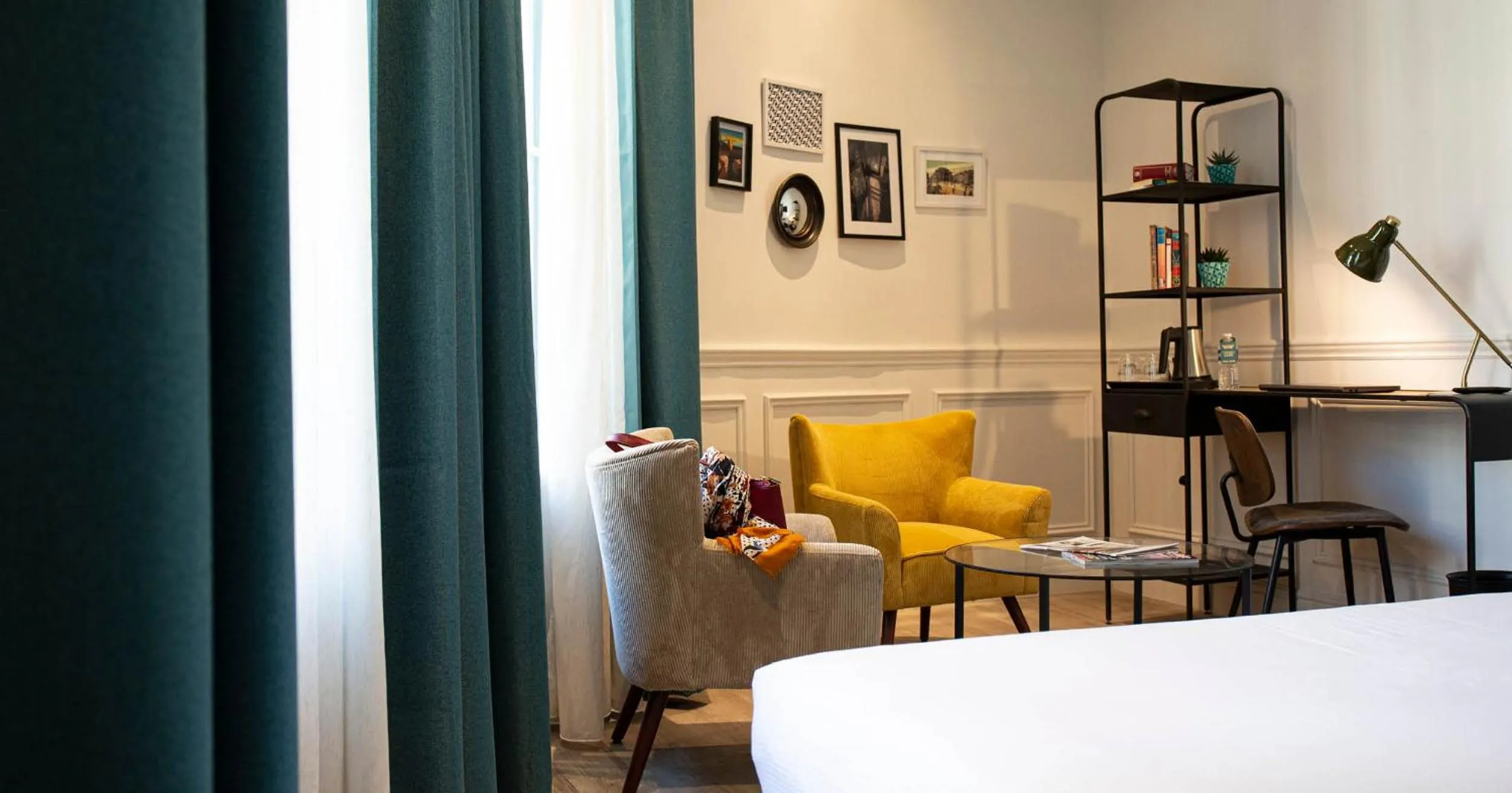 Seating area, Bed in Hôtel Royal