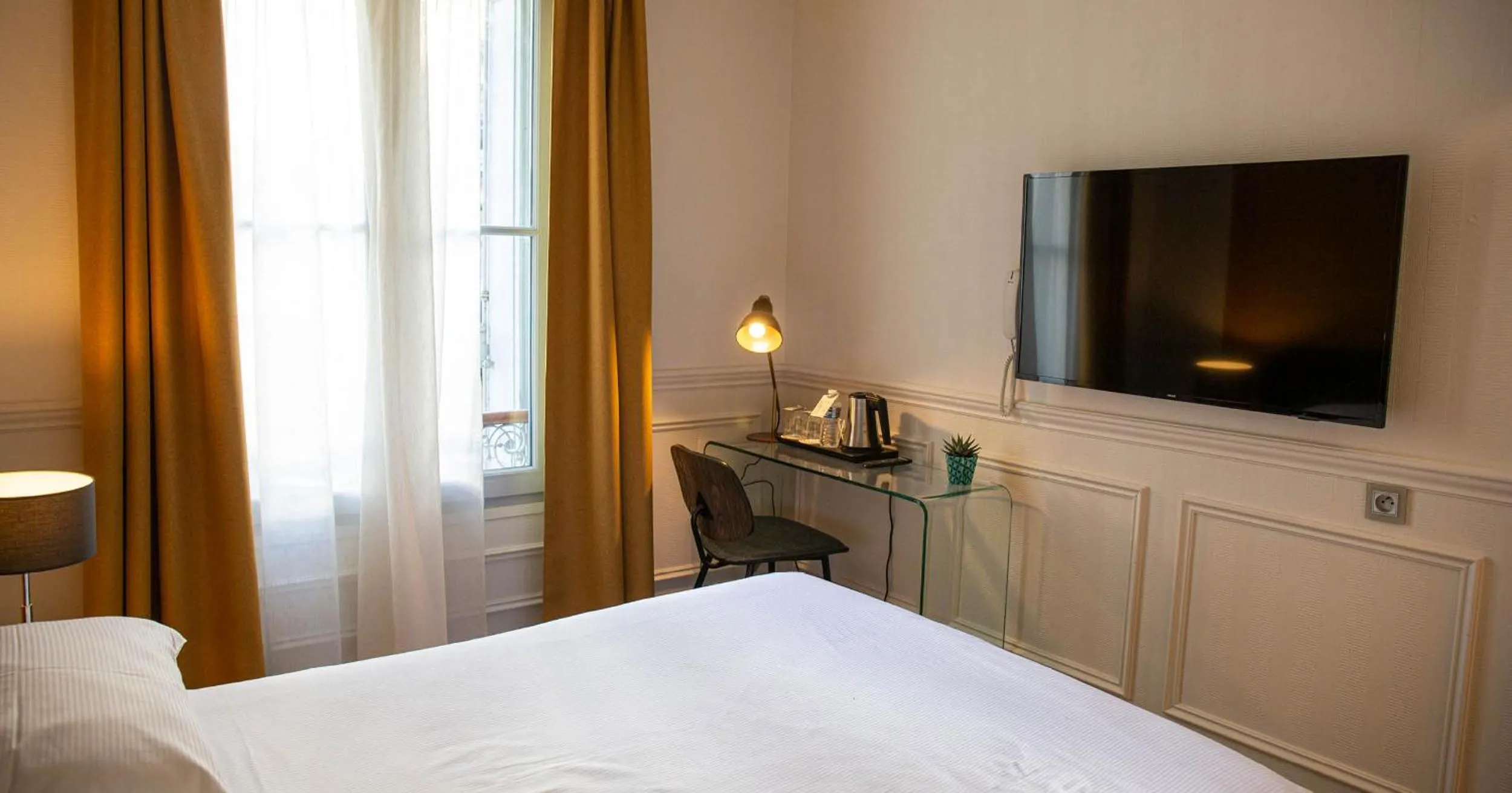 Photo of the whole room, Bed in Hôtel Royal