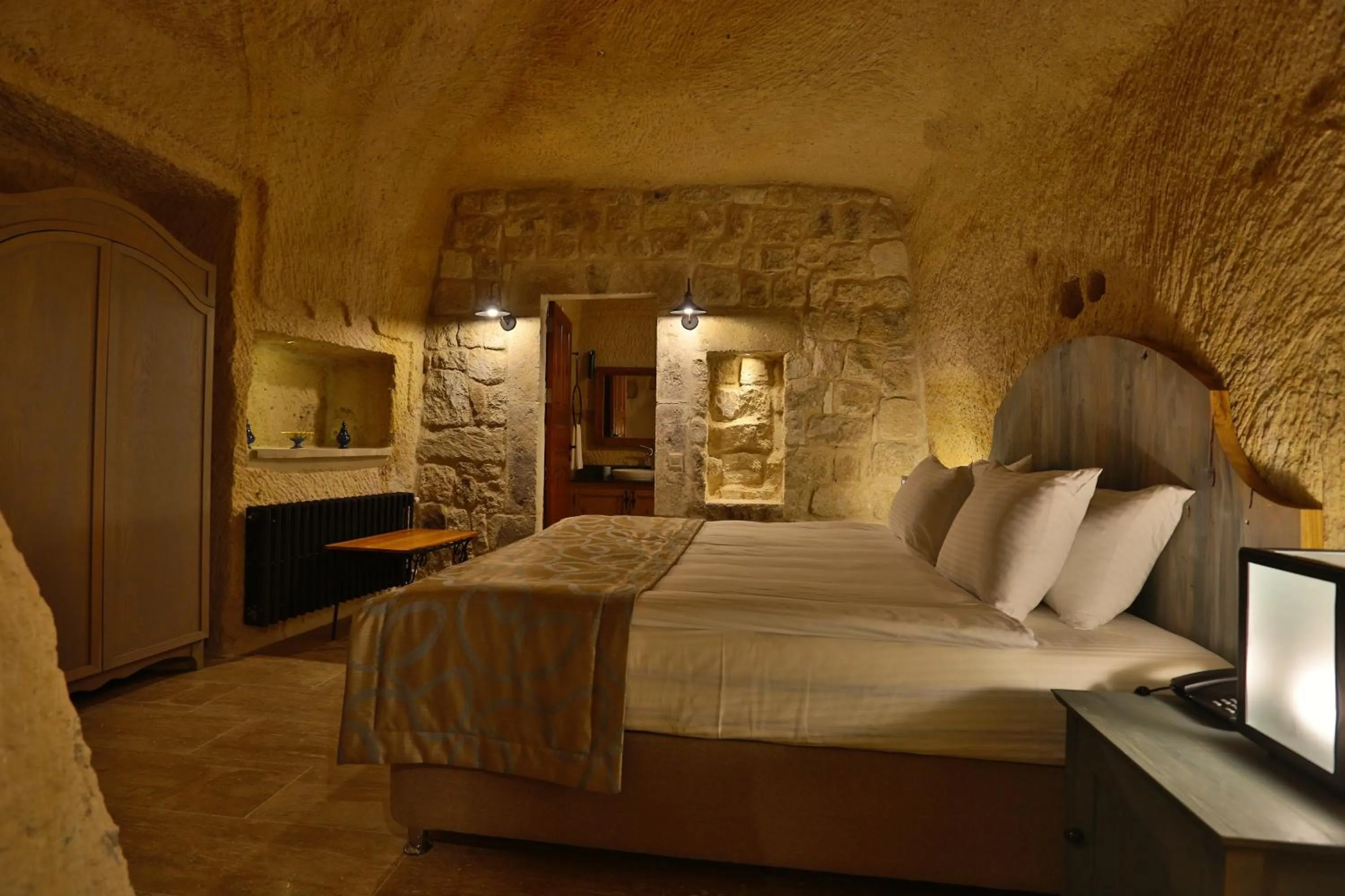 Coffee/tea facilities, Bed in Acropolis Cave Suite