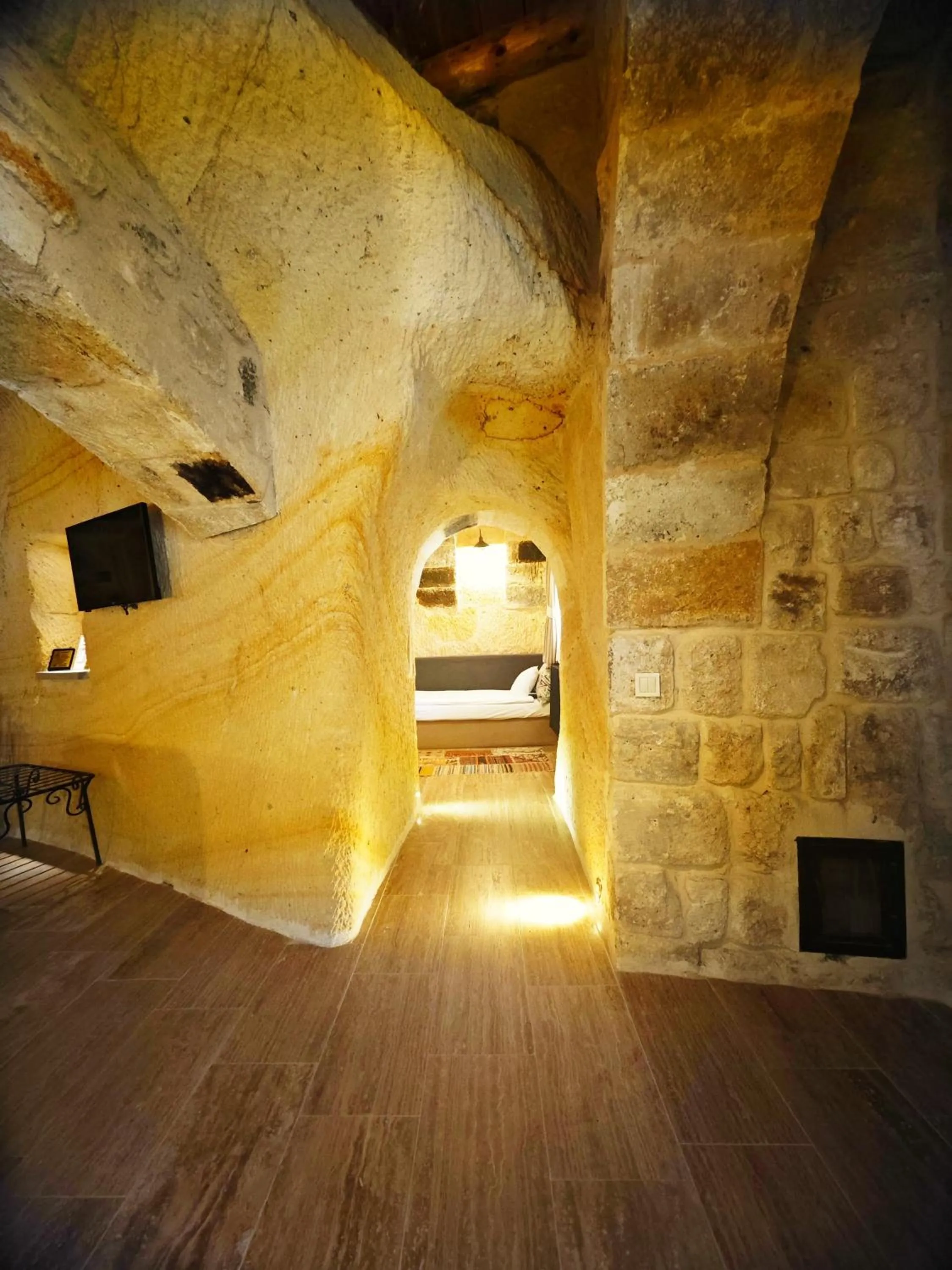 TV and multimedia in Acropolis Cave Suite