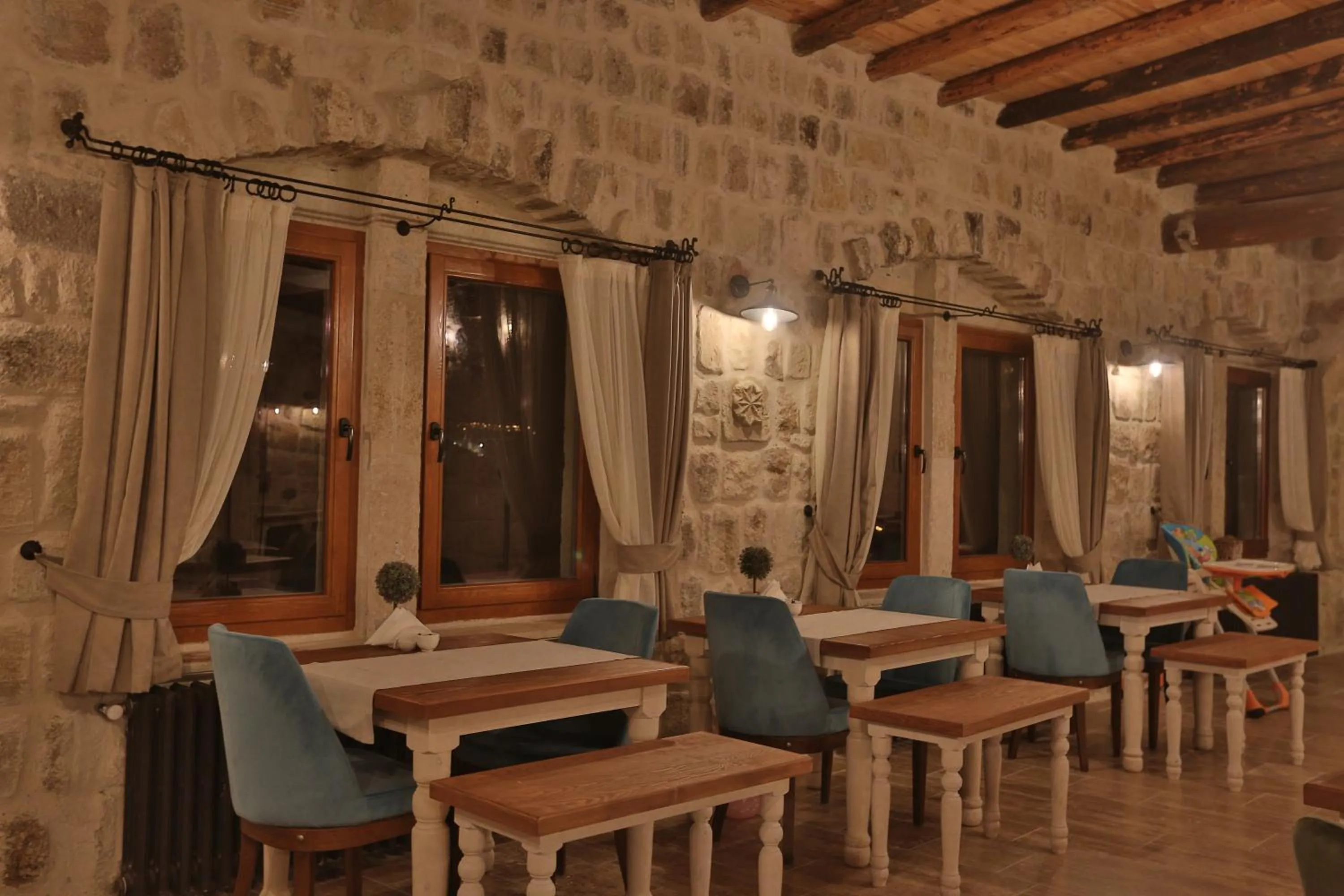 Restaurant/places to eat in Acropolis Cave Suite