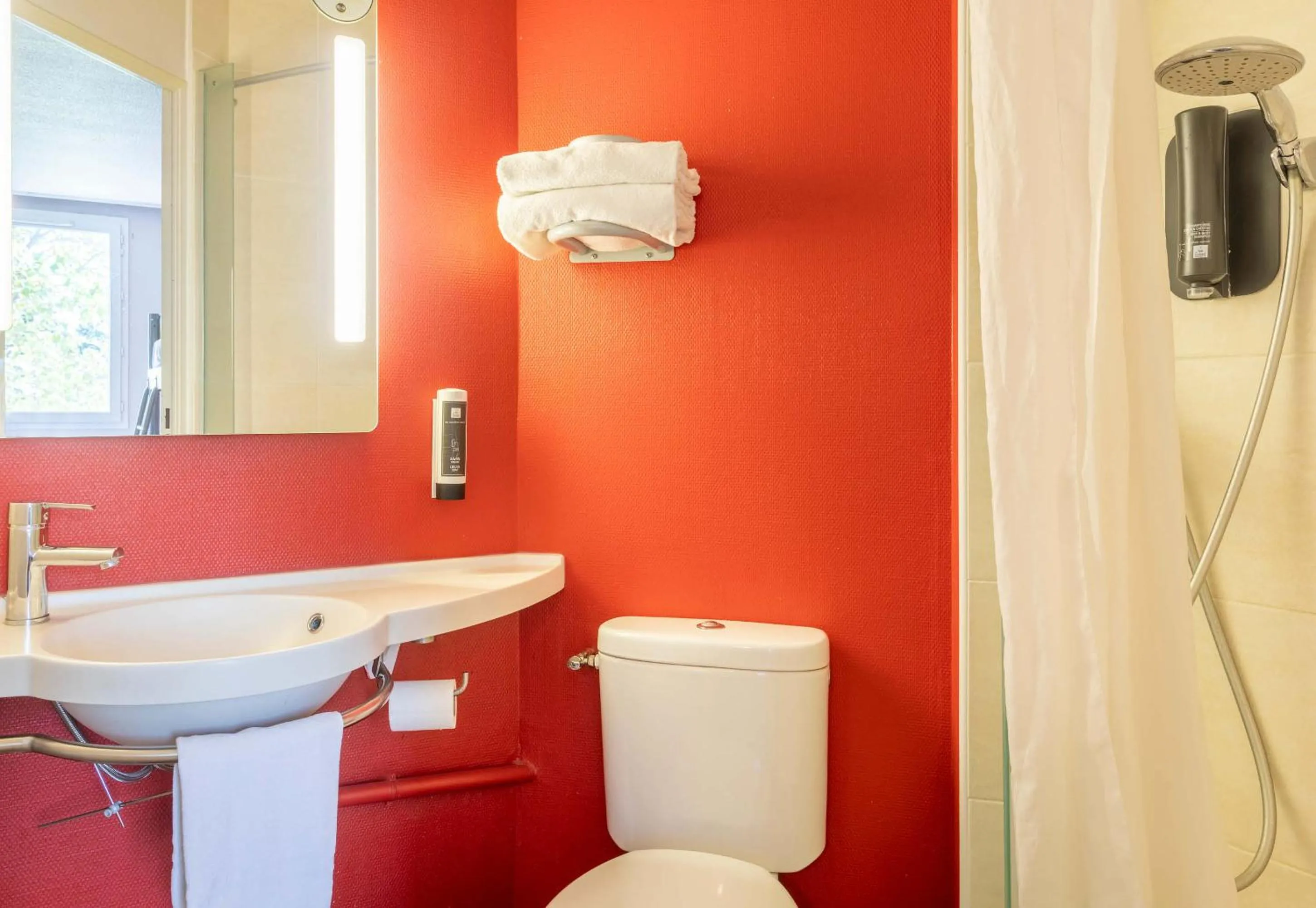 Bathroom in B&B HOTEL Toulon Ollioules