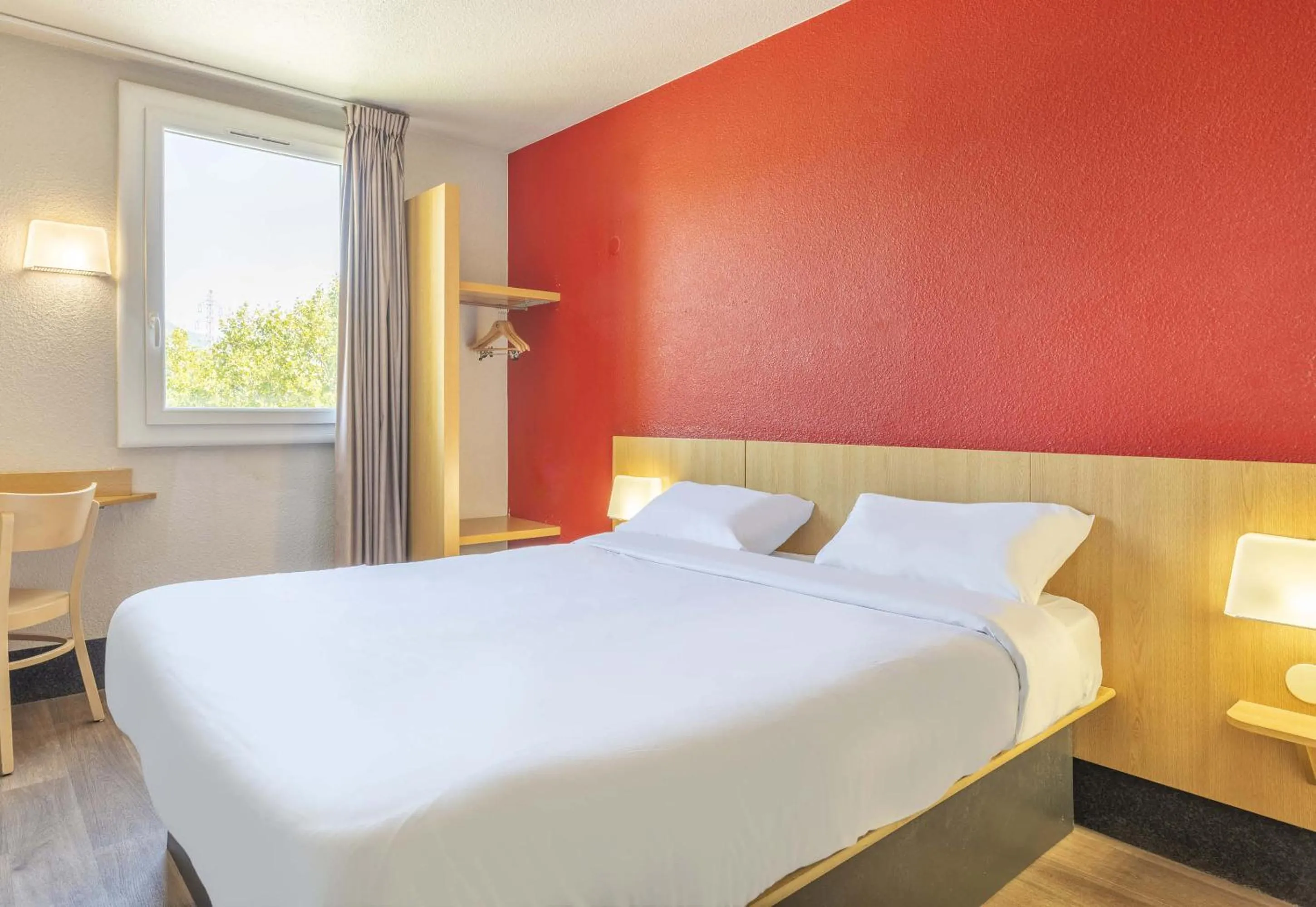 Bedroom, Bed in B&B HOTEL Toulon Ollioules