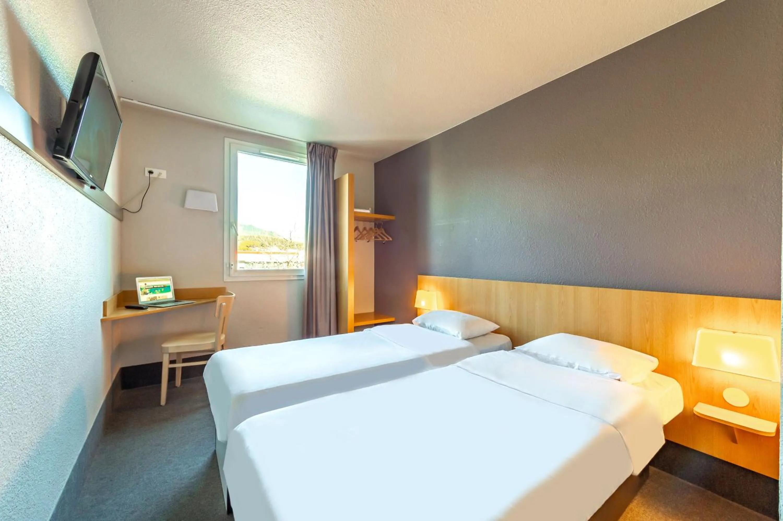 Bedroom, Bed in B&B HOTEL Toulon Ollioules