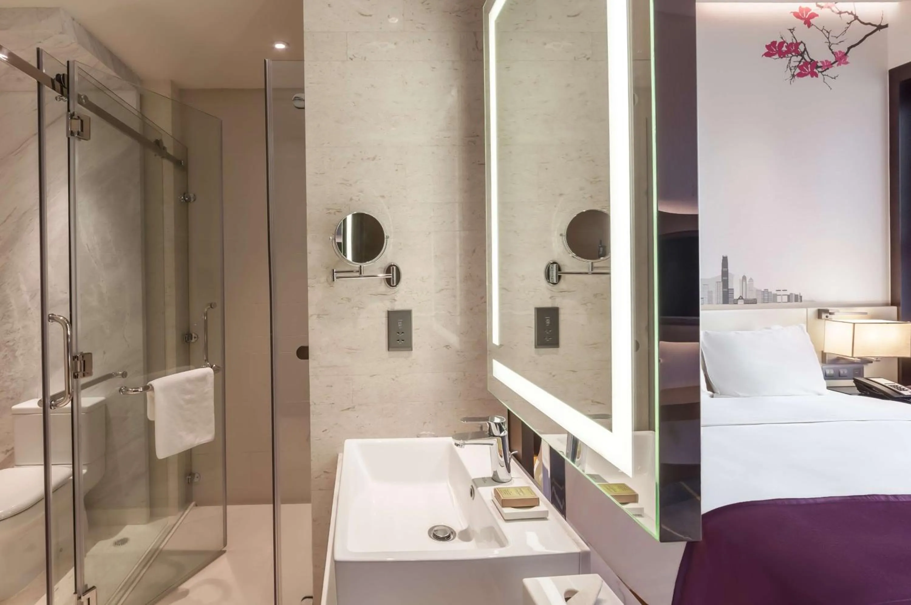 Bathroom, Bed in Hilton Garden Inn Hong Kong Mongkok