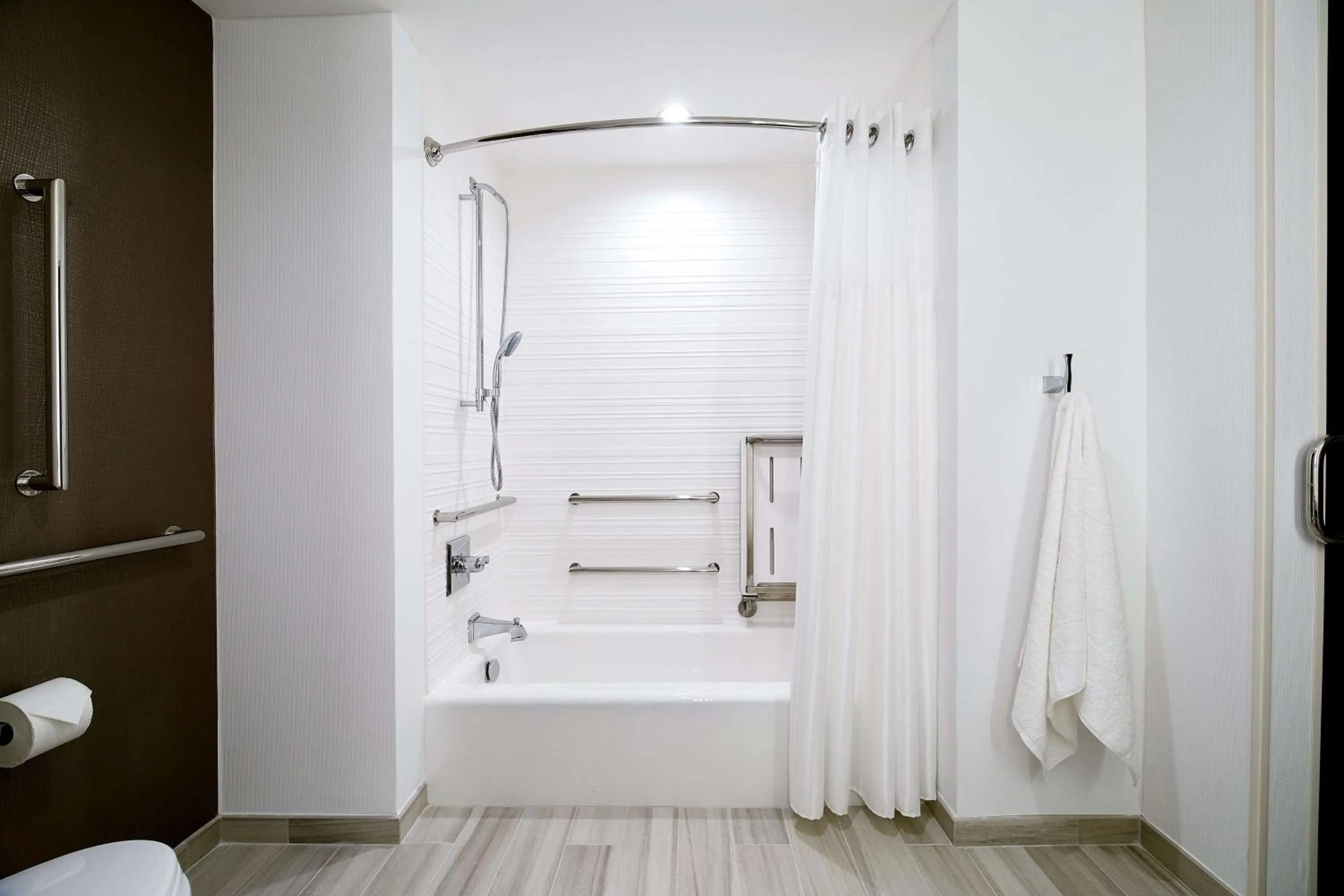 Bathroom in Hilton Garden Inn Roslyn