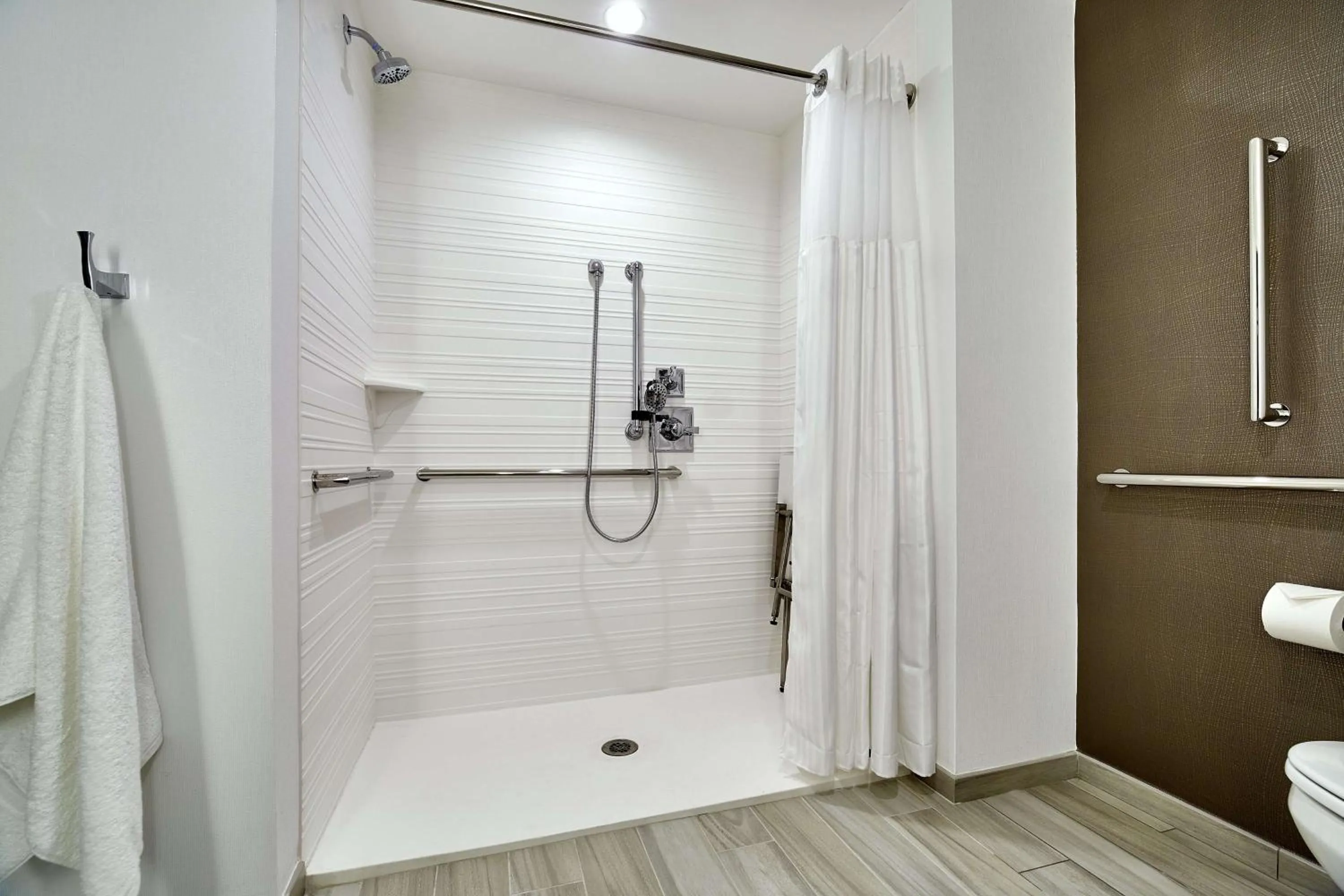 Bathroom in Hilton Garden Inn Roslyn