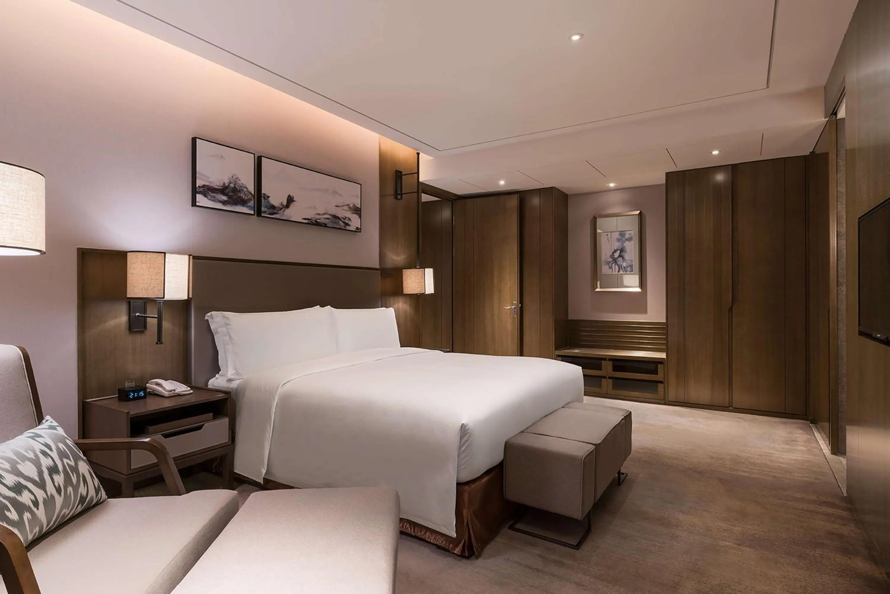 Living room, Bed in DoubleTree by Hilton Hotel Shiyan