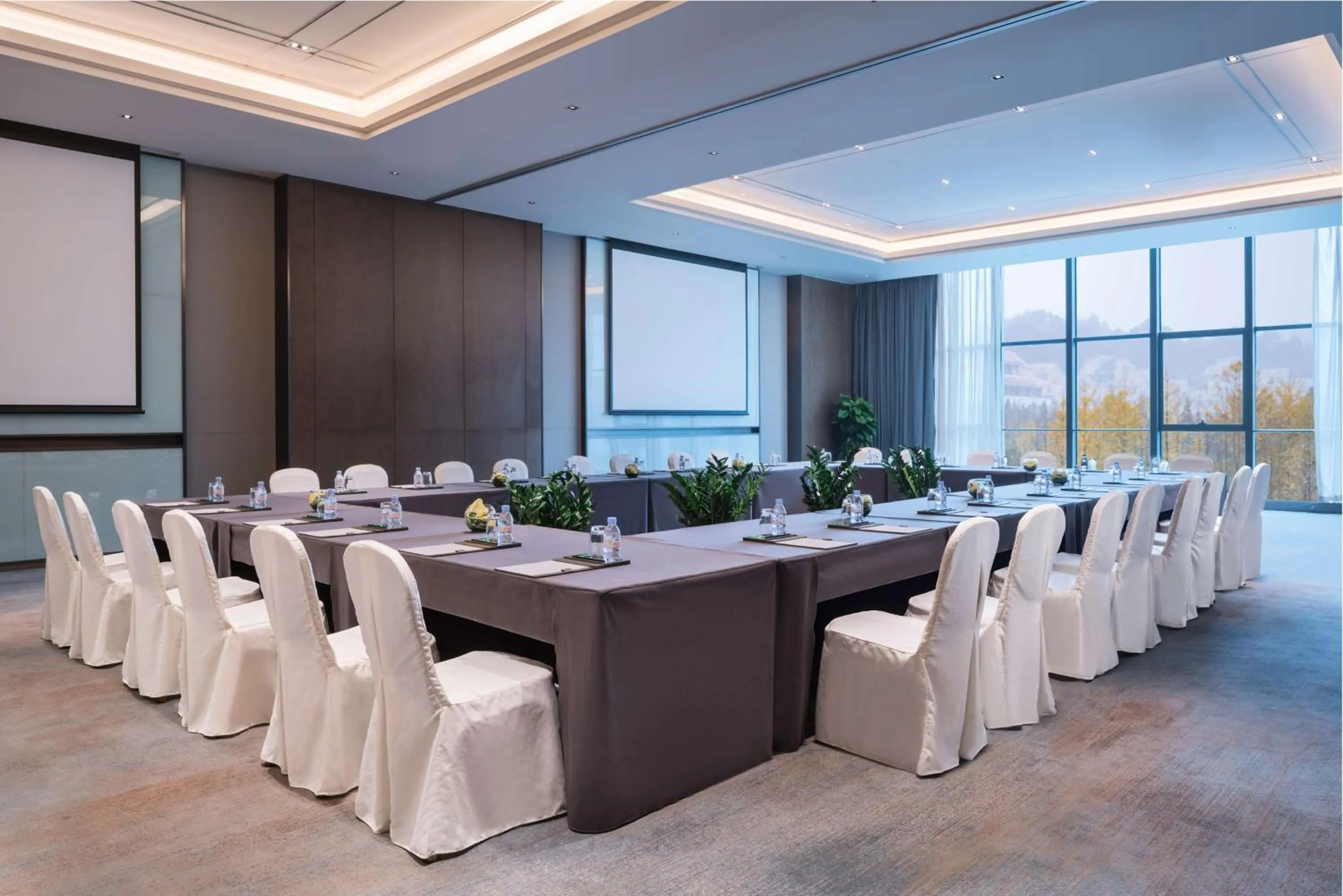 Meeting/conference room in DoubleTree by Hilton Hotel Shiyan
