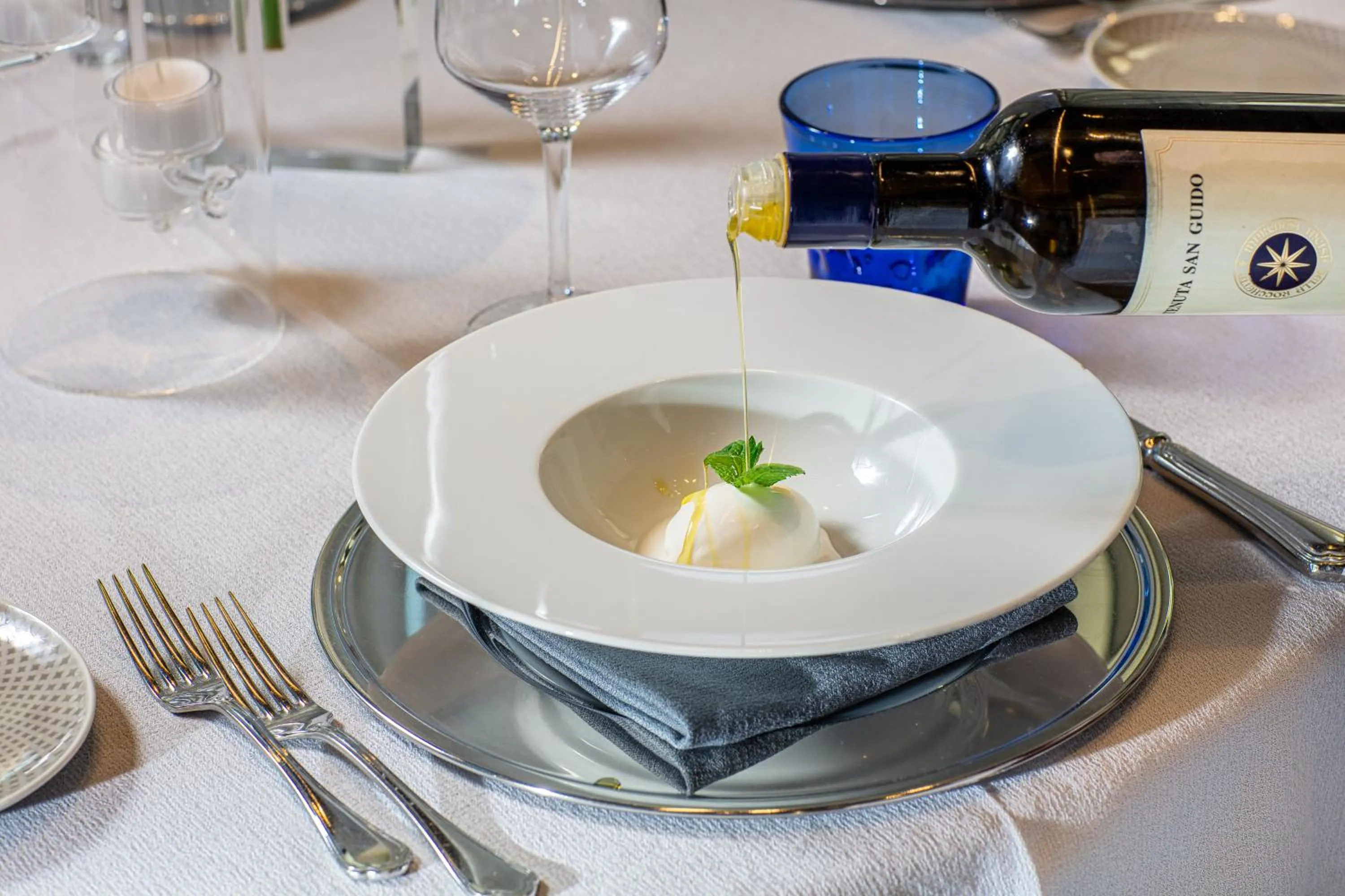 Restaurant/places to eat in Monaco Suites Hotel