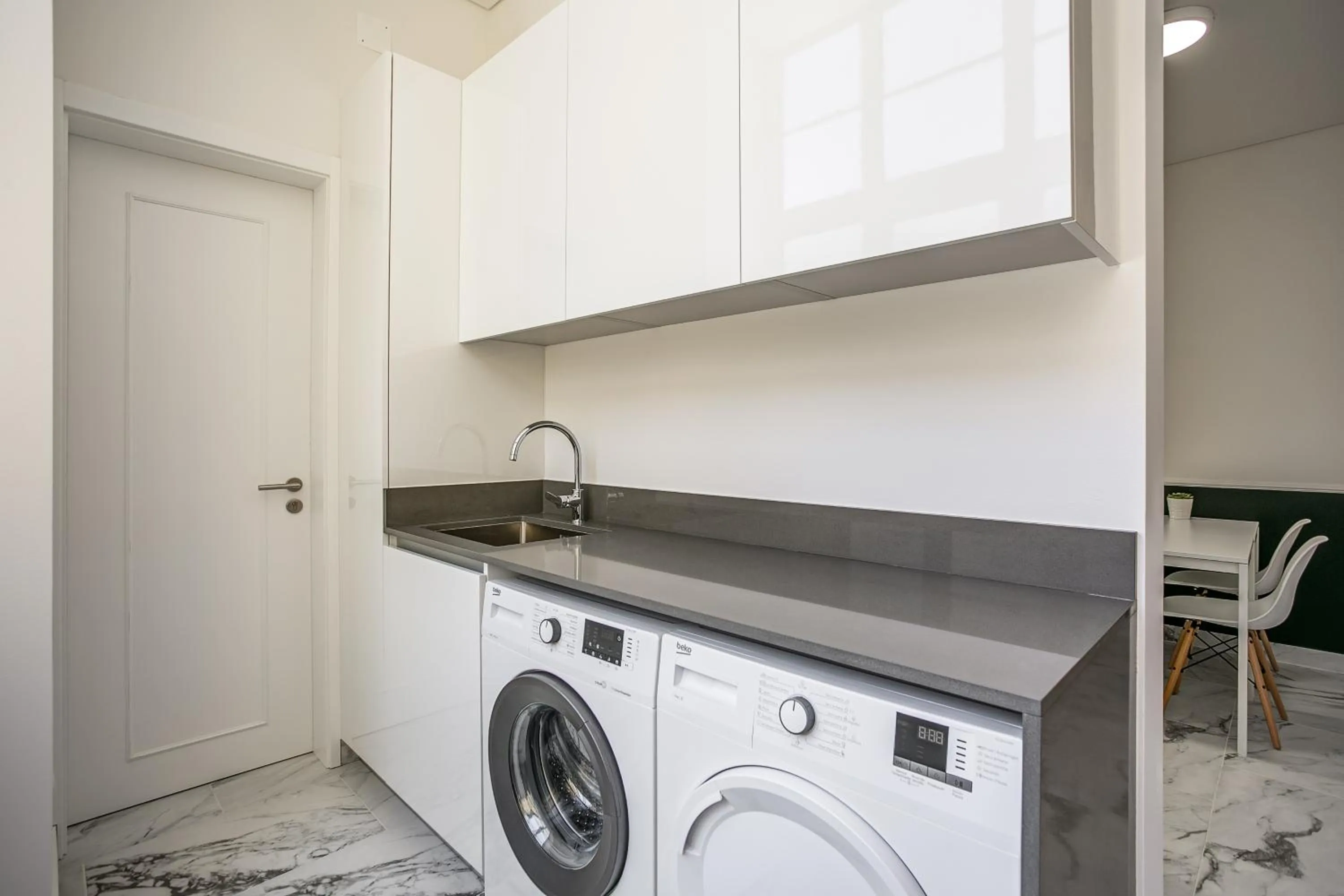 washing machine in Home Out Rooms & Apartments