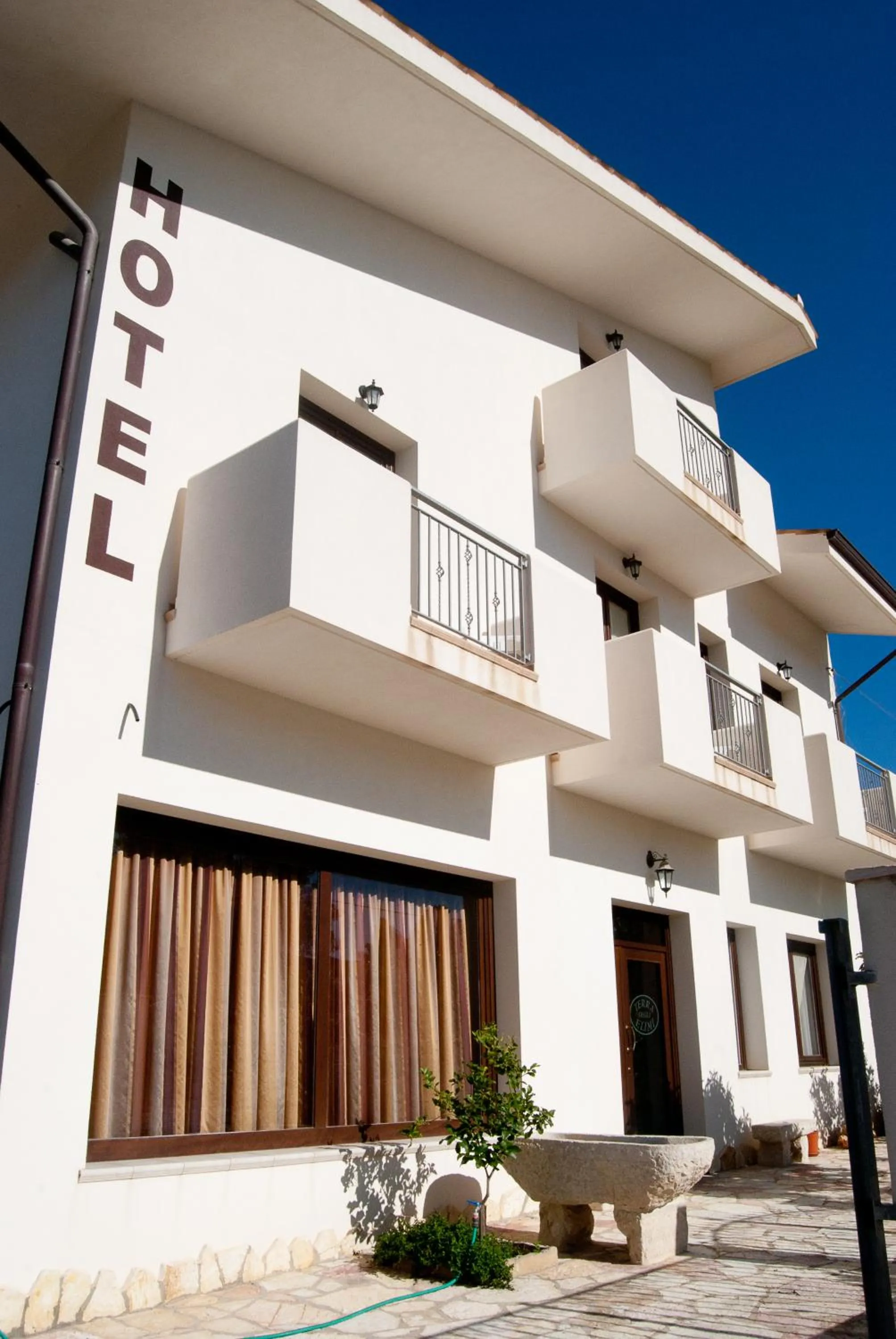Facade/entrance in Hotel Terra degli Elimi