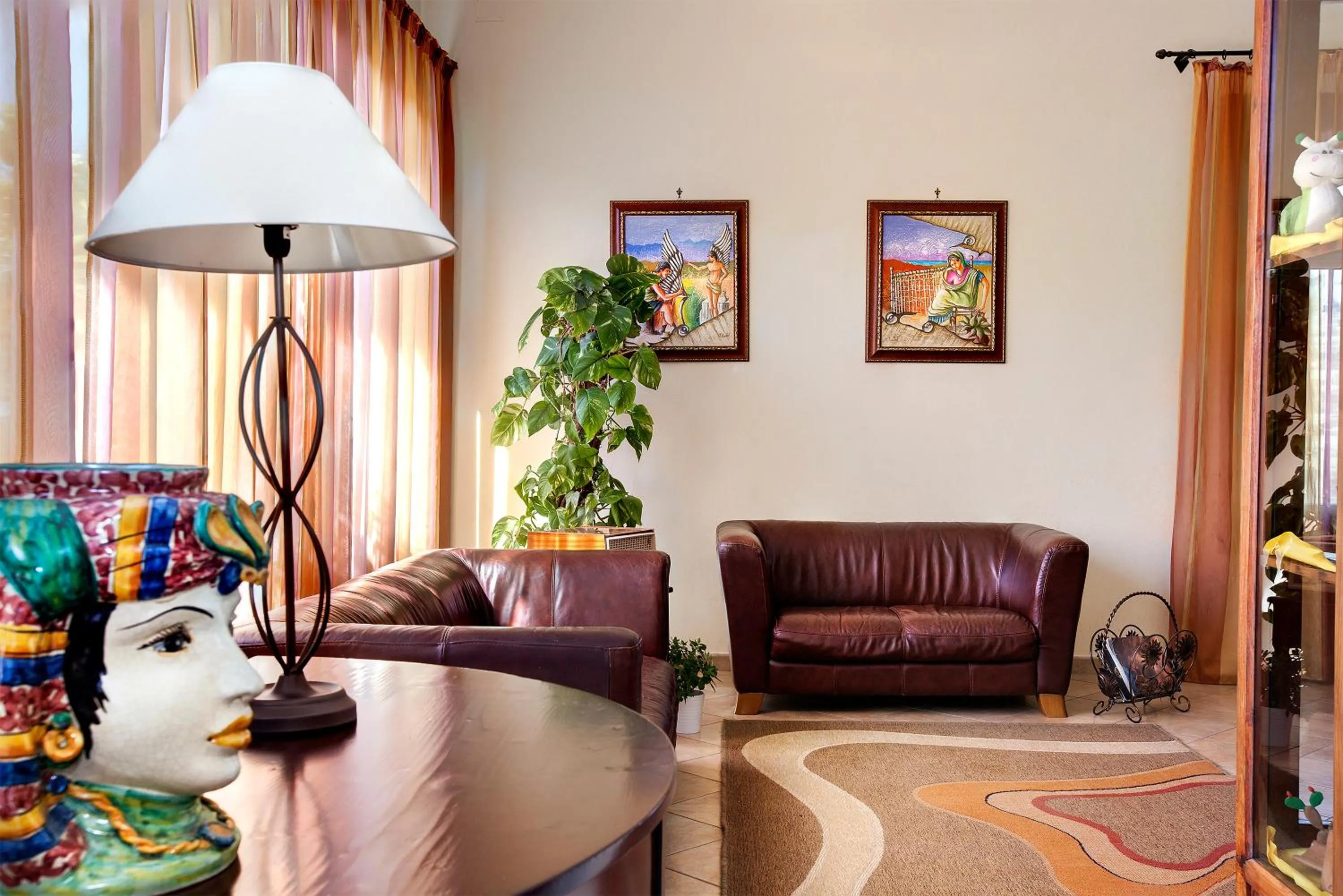 Communal lounge/ TV room in Hotel Terra degli Elimi