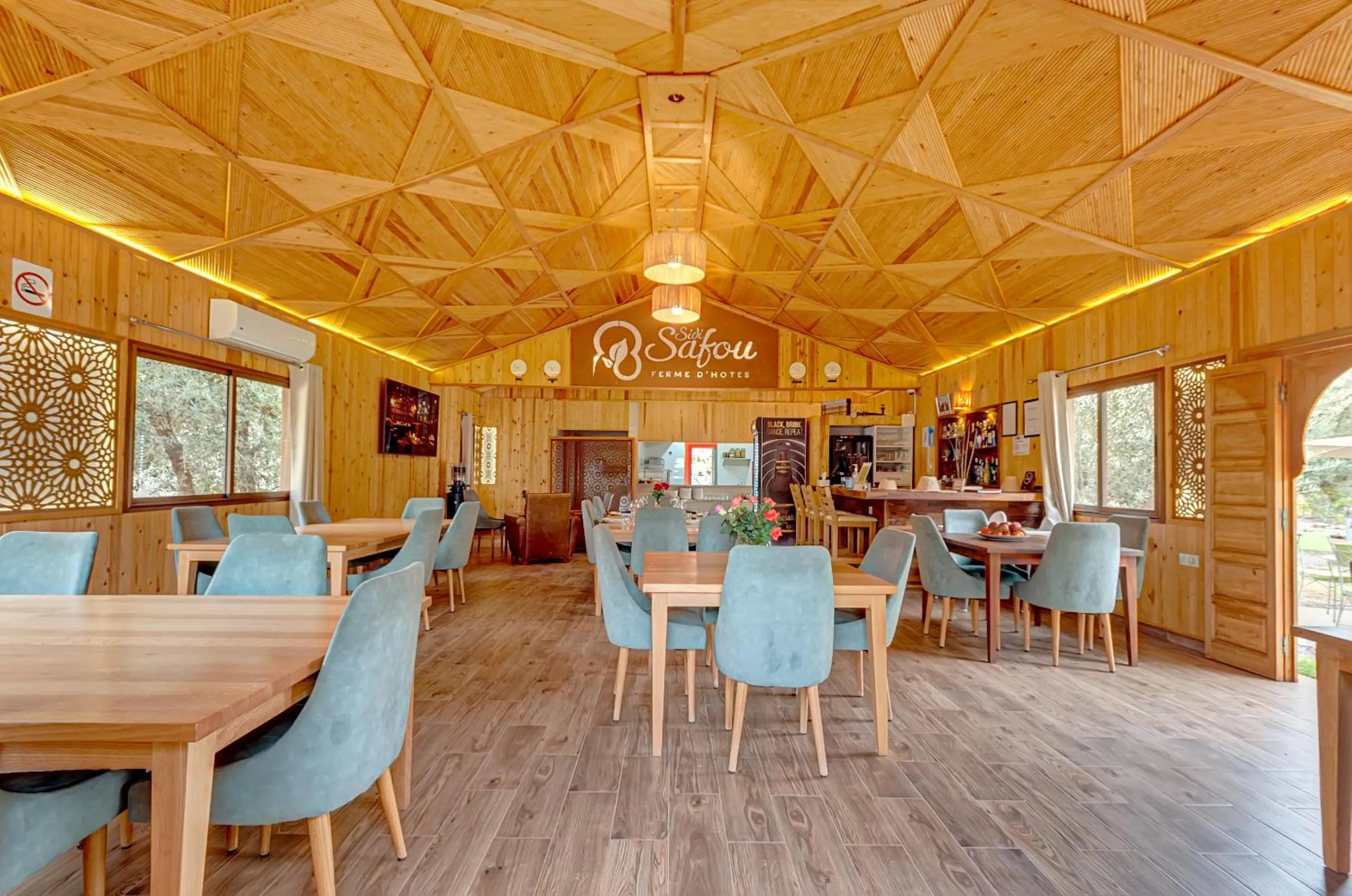 Communal lounge/ TV room in Ferme Sidi Safou & Spa