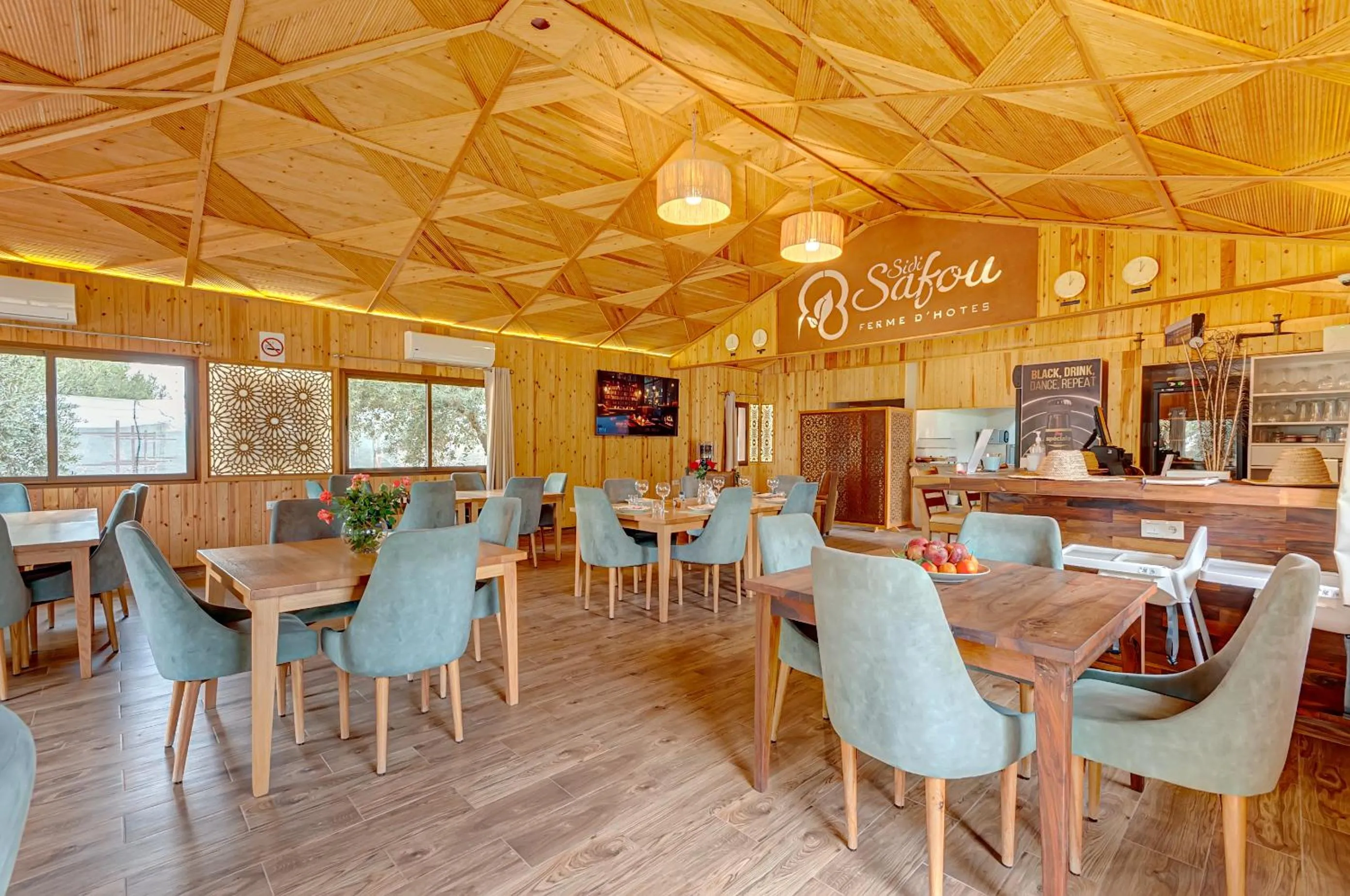 Communal lounge/ TV room in Ferme Sidi Safou & Spa