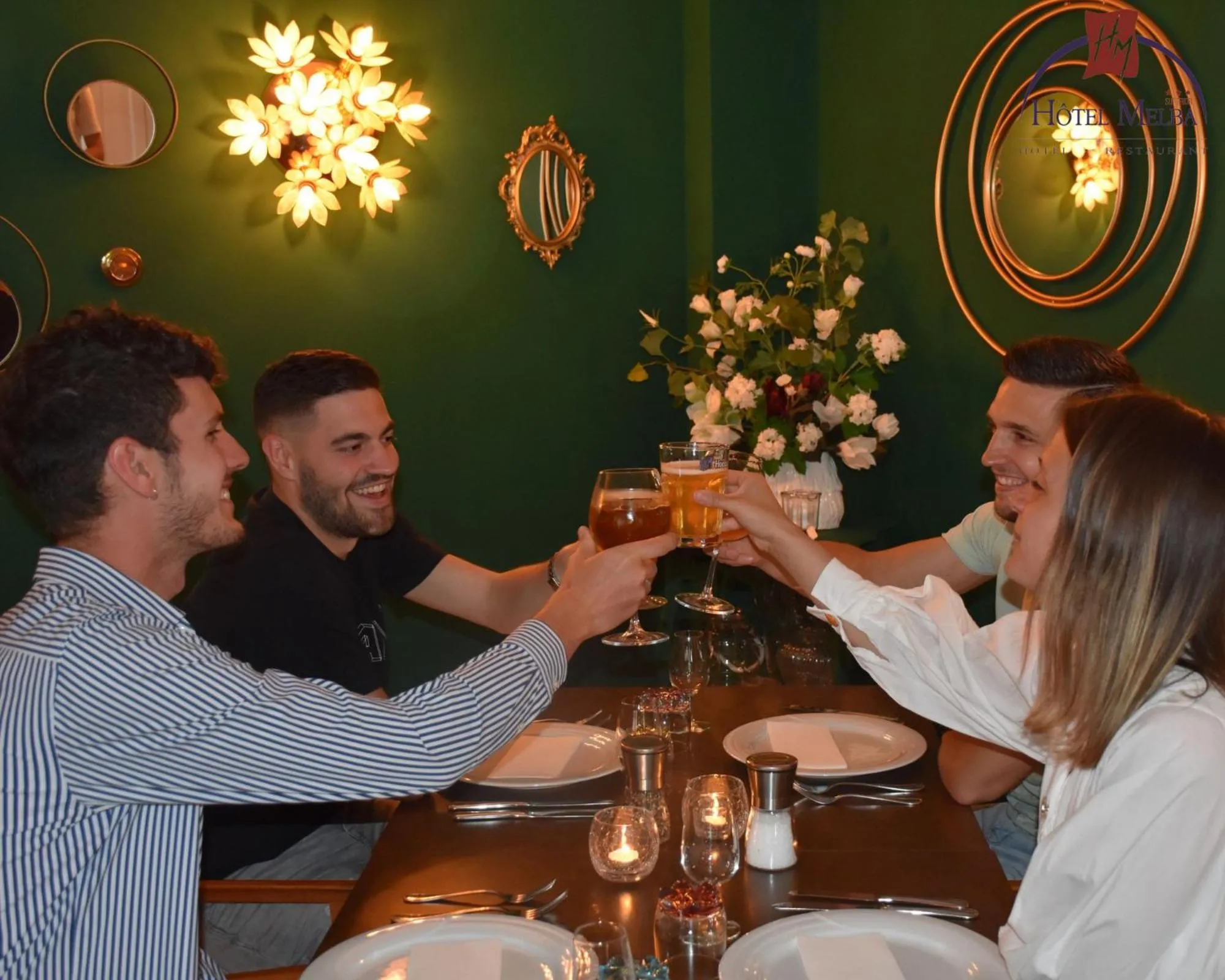 Restaurant/places to eat in Hotel Melba