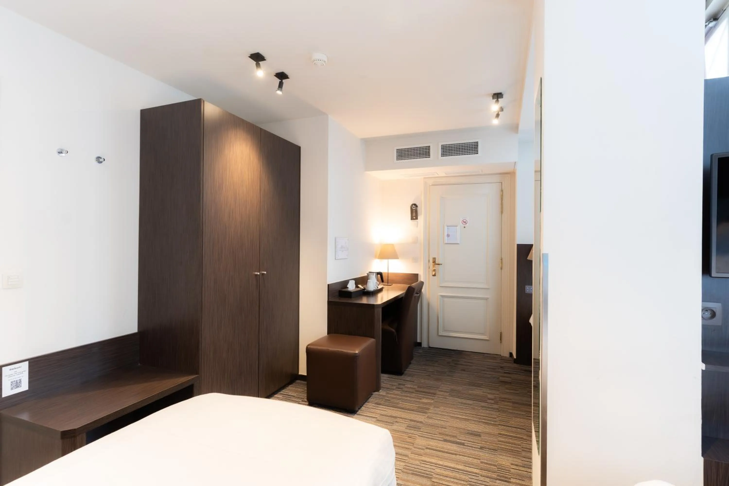 Bedroom, Bed in Golden Tree Hotel