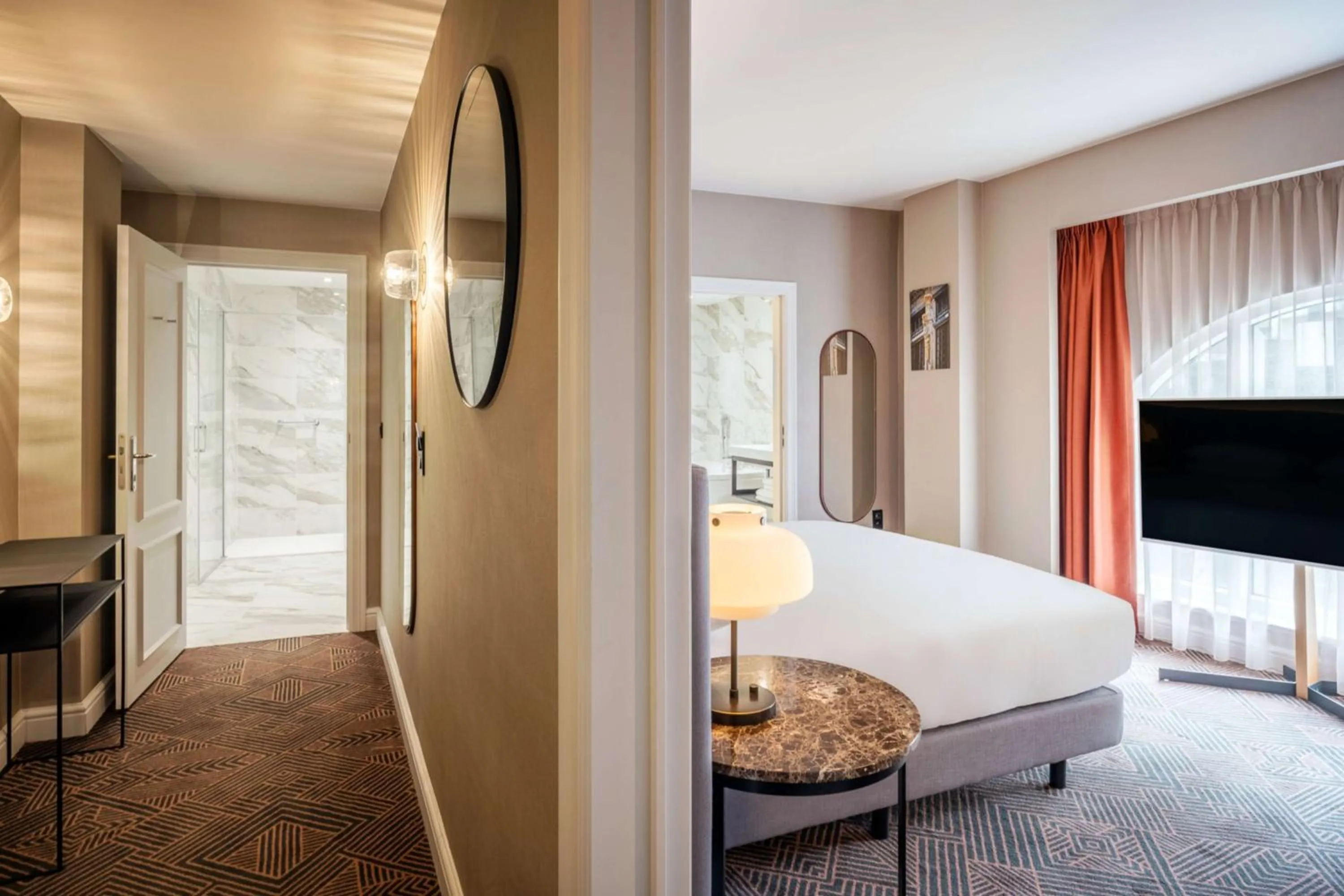 Photo of the whole room, Bed in Hilton Brussels Grand Place