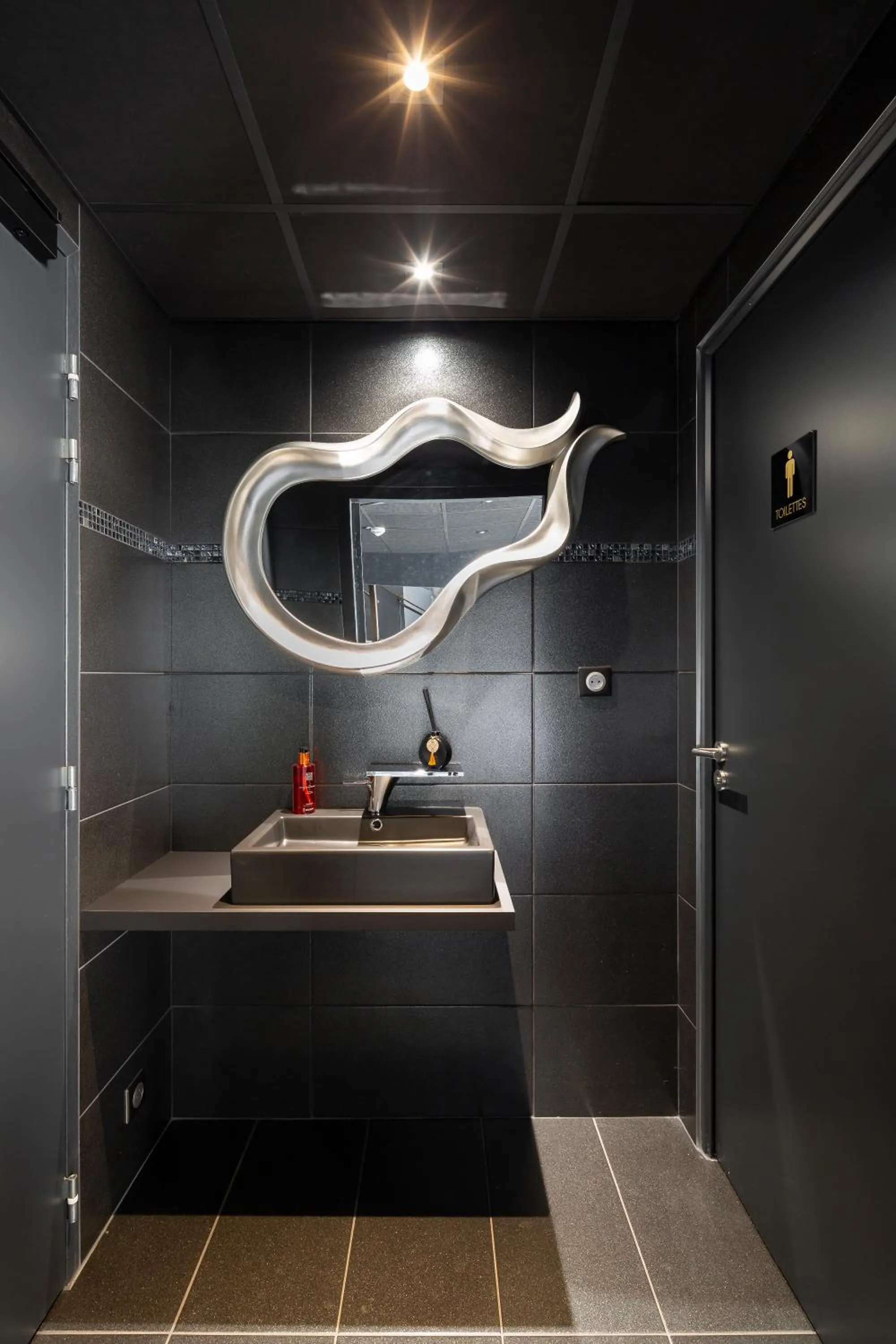 Toilet in Hotel L'Ortega - Rennes St Jacques Aéroport