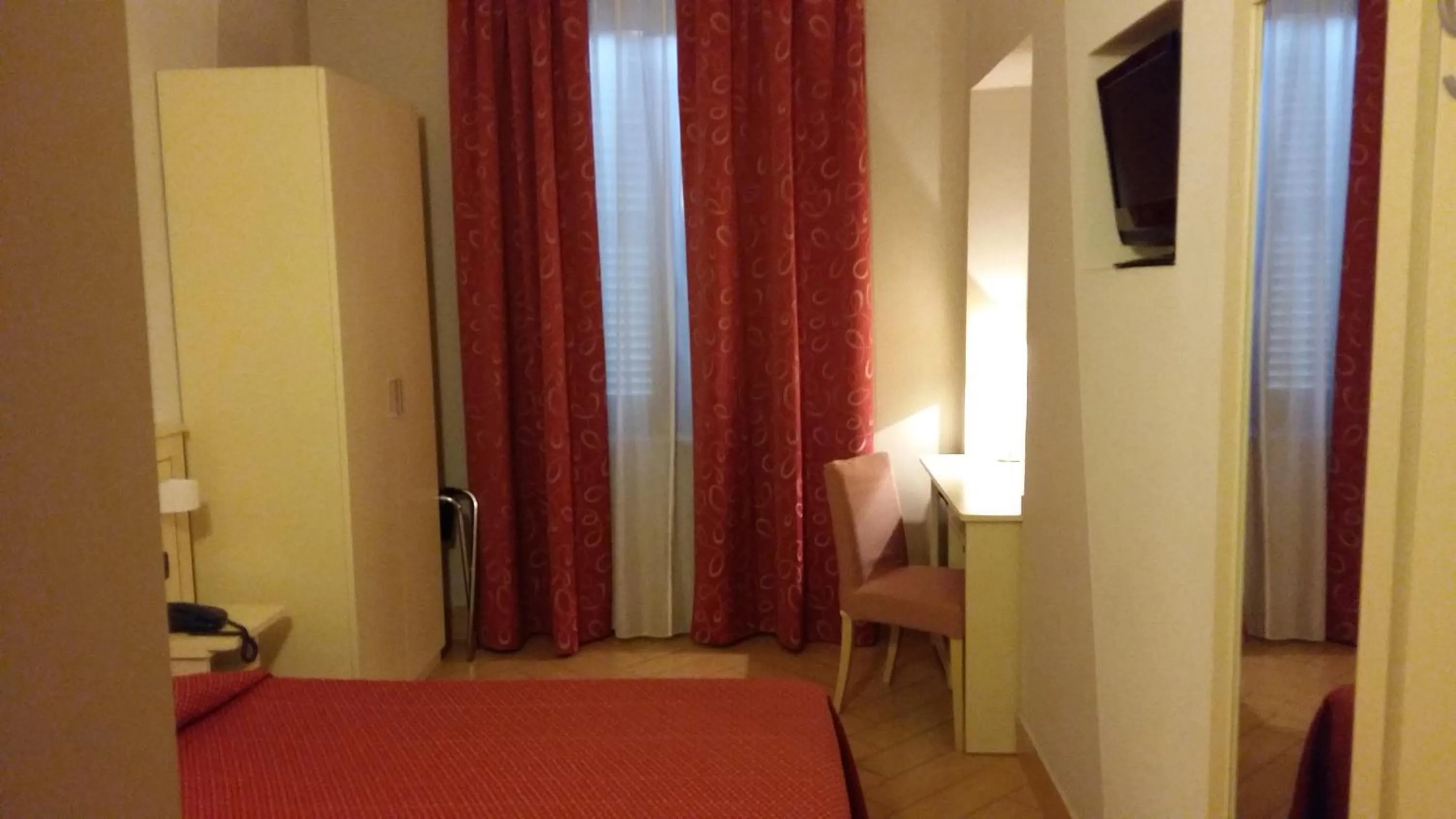 Photo of the whole room, Bed in Hotel Cavour