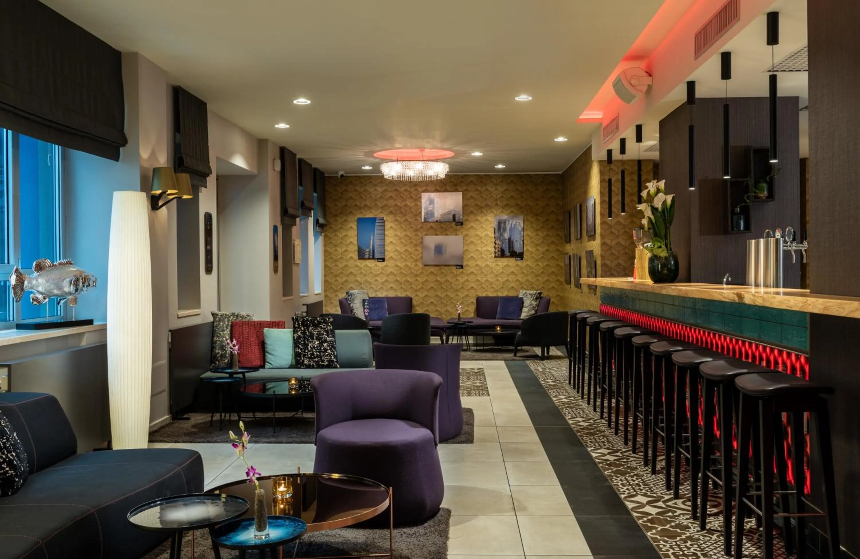 Lounge or bar in NYX Hotel Milan by Leonardo Hotels