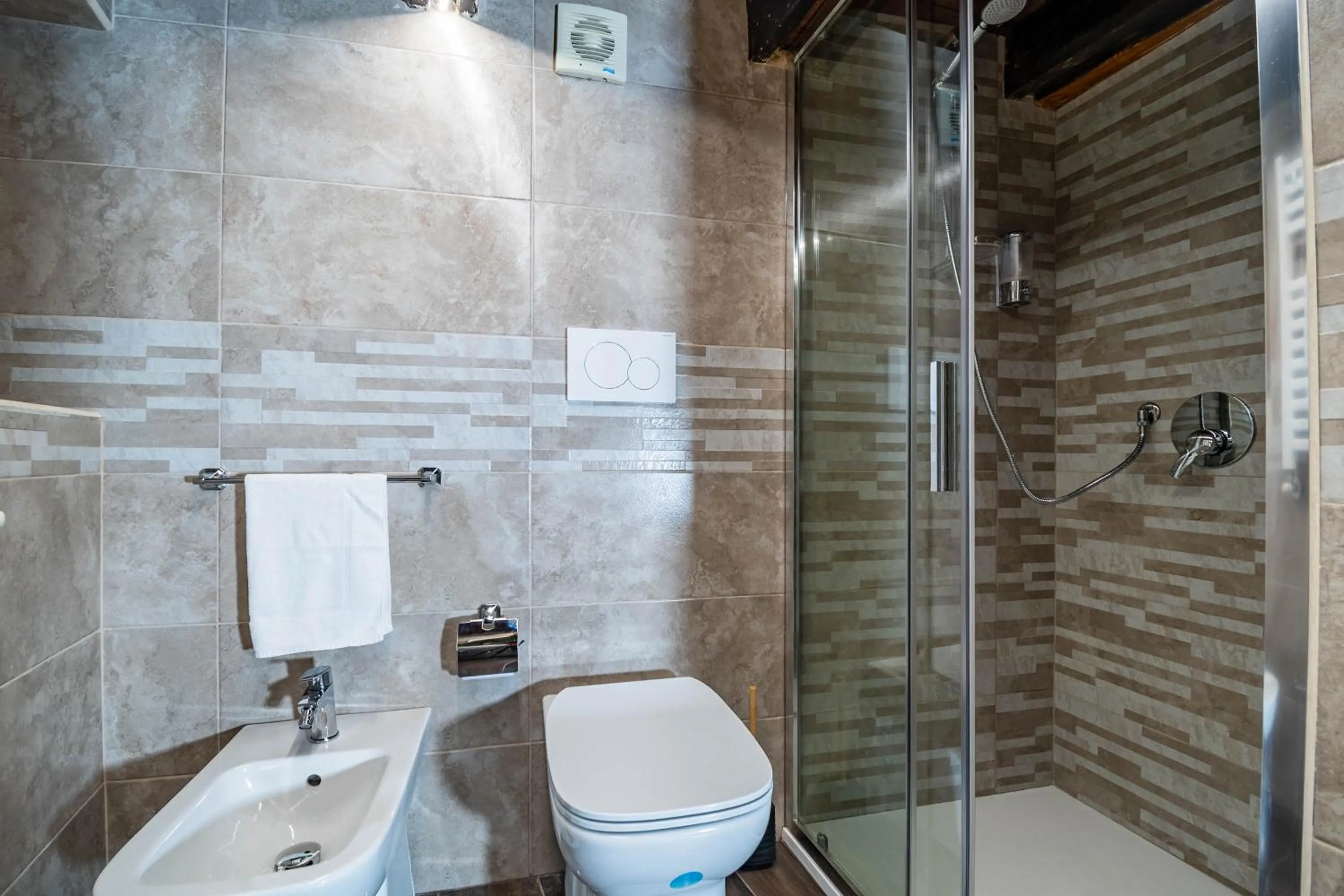 Shower in Casa Trasteverina