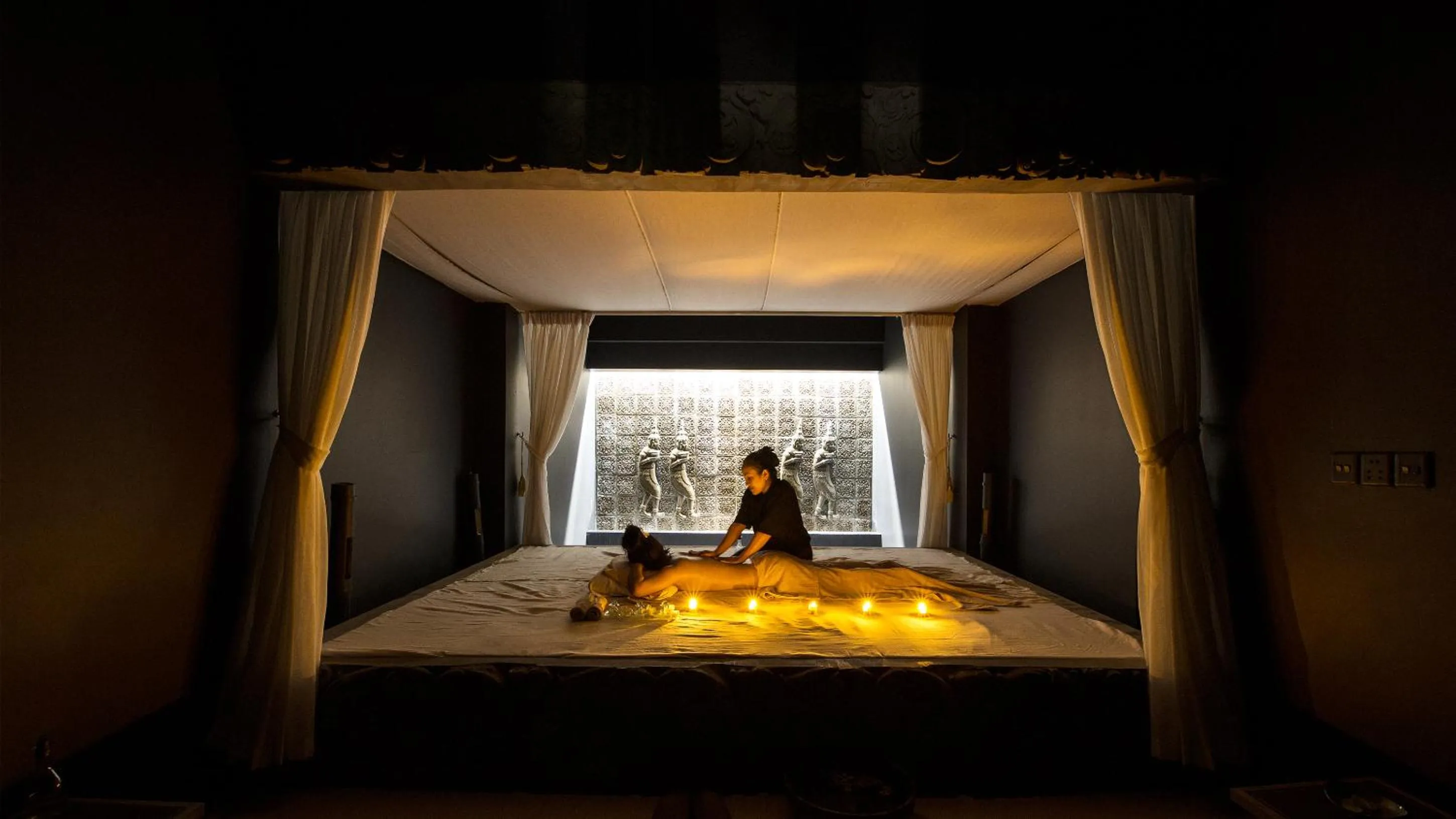 Massage in The Beige