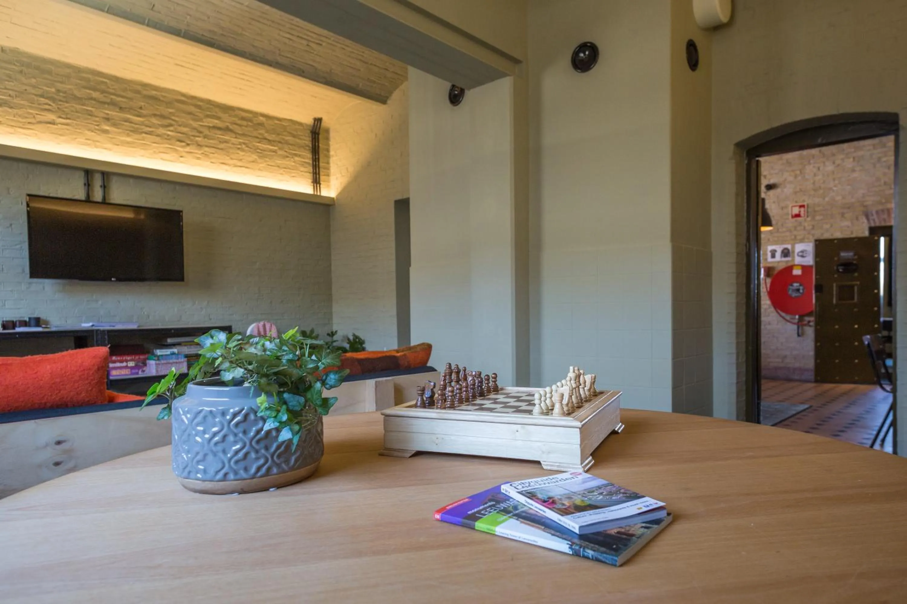 Communal lounge/ TV room in Alibi Hostel Leeuwarden