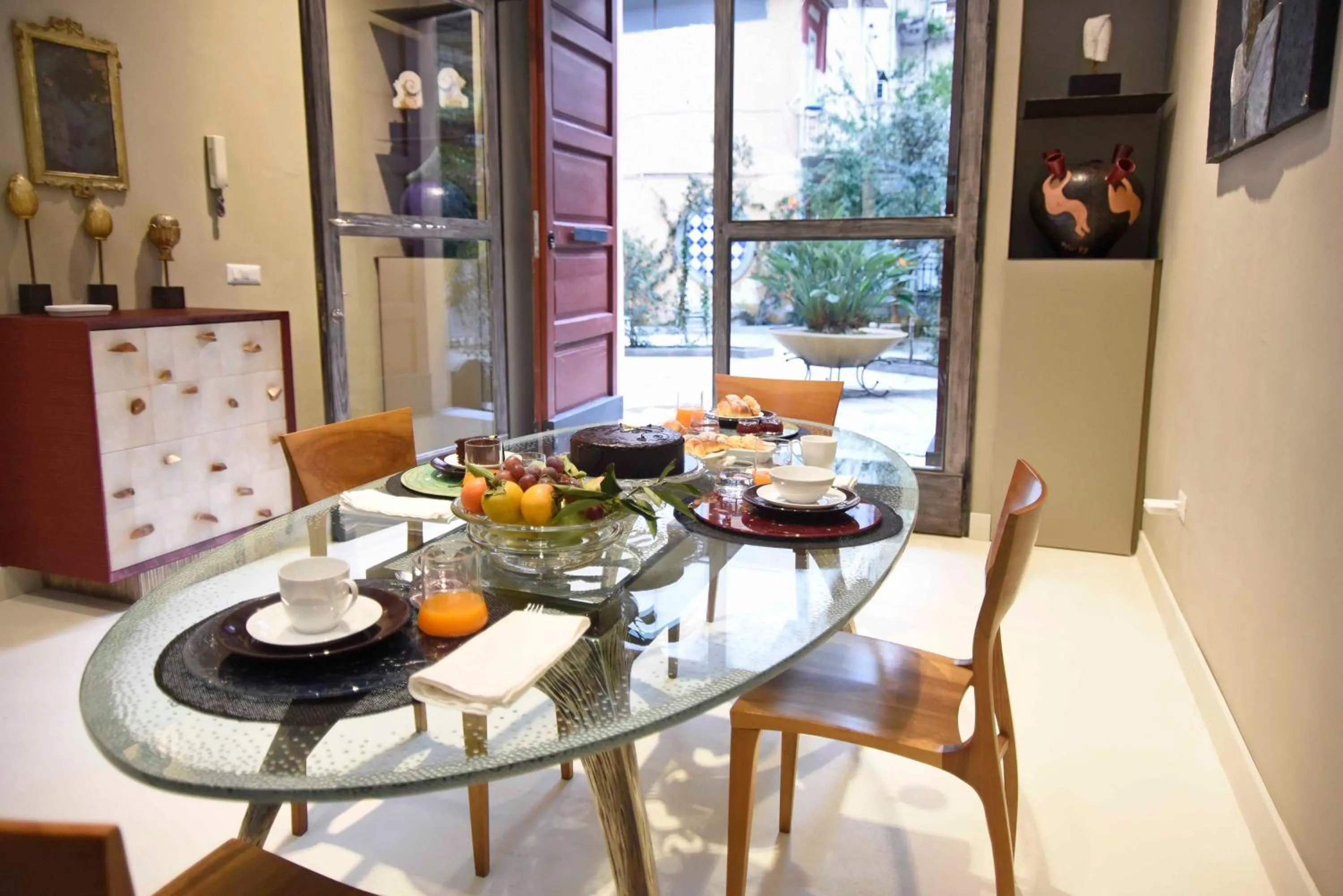 Food and drinks in Atelier Inès Arts & Suites