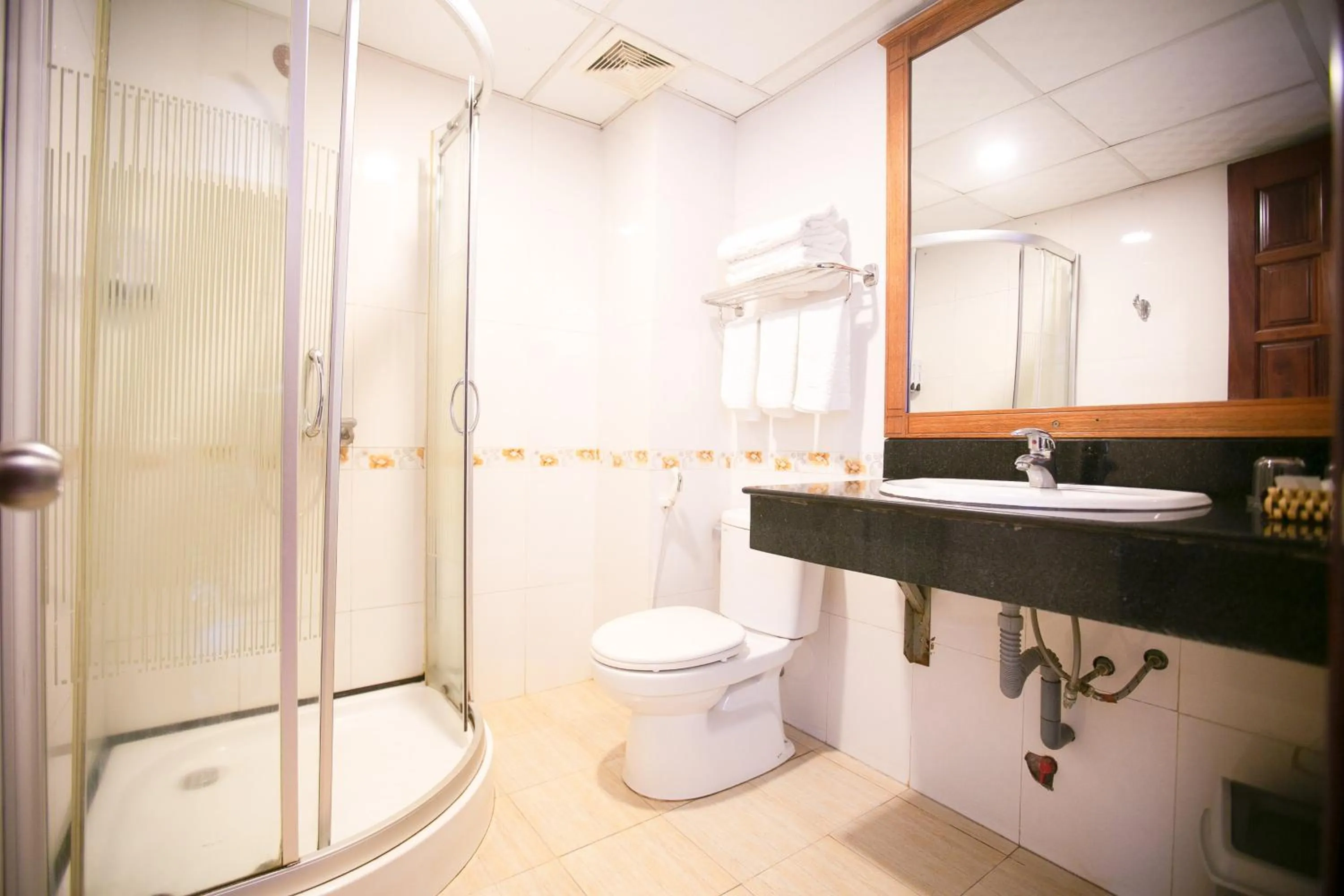 Shower in Tre Xanh Hotel