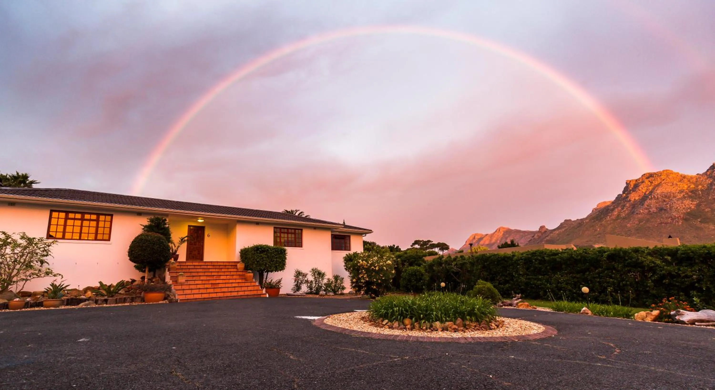Facade/entrance in Hout Bay Lodge