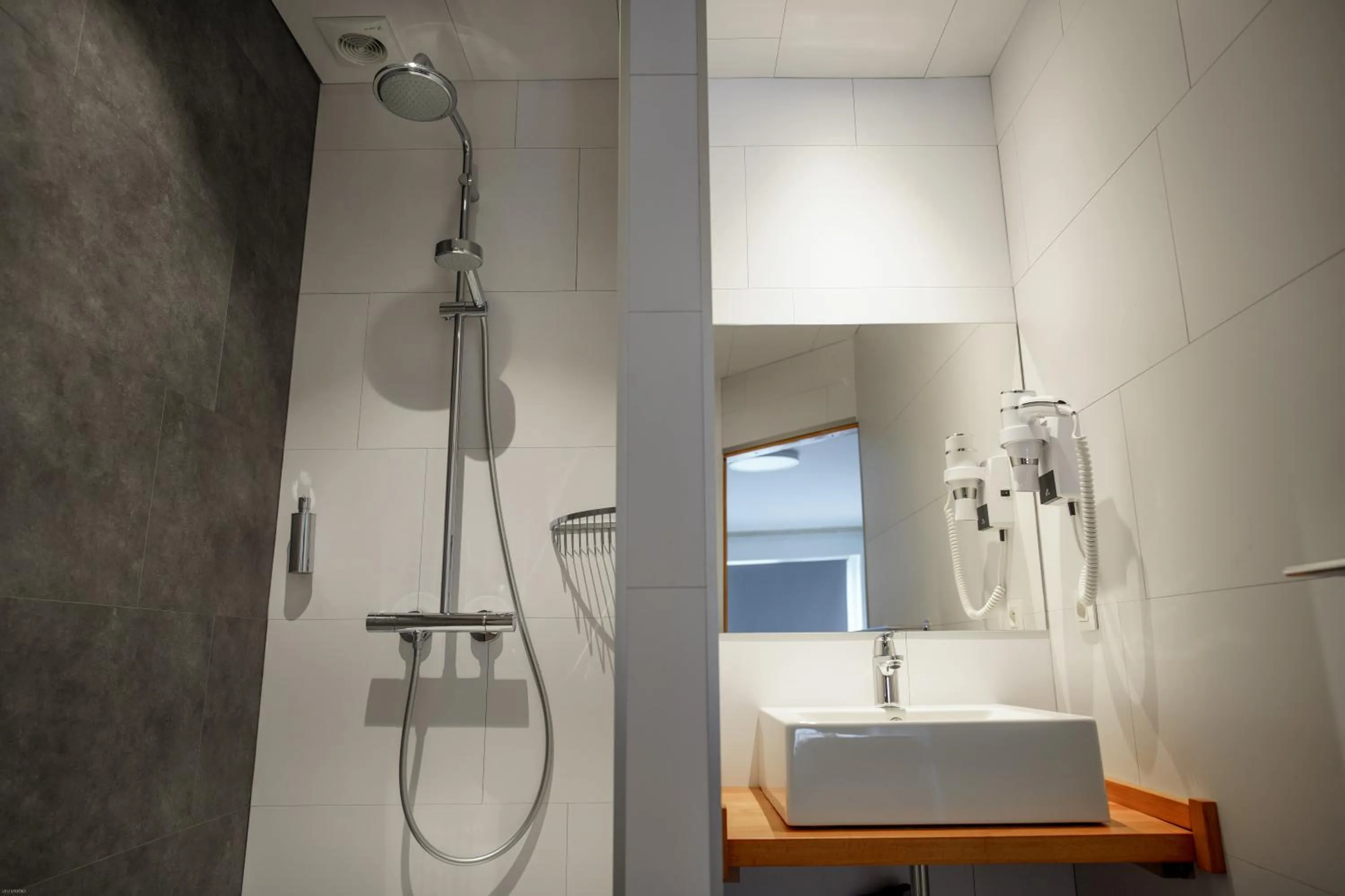 Shower in RAVeL Hotel Cyrano